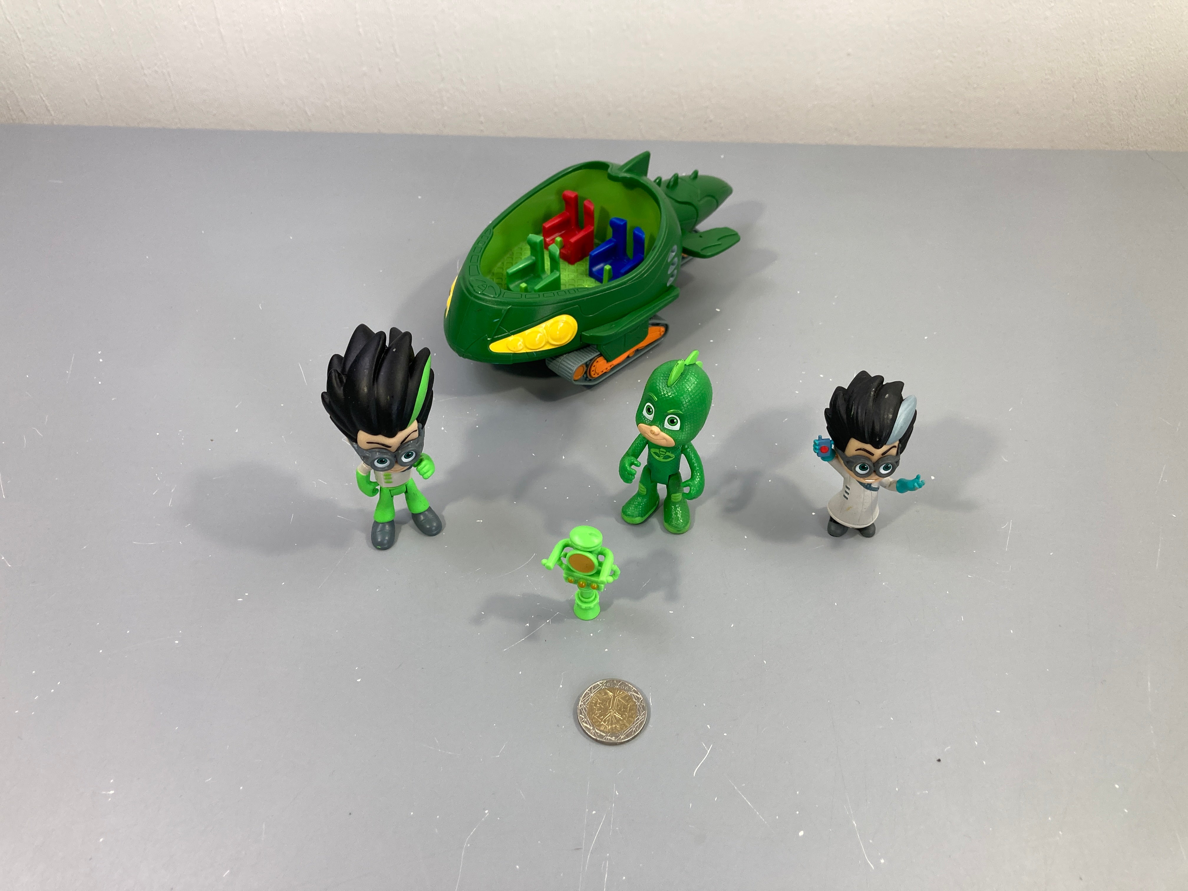 Lot de 3 figurines pyjamasques avec une voiture verte