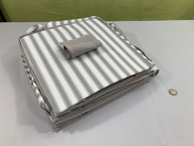 Etagère suspendue Svira avec 7 compartiments, moins cher chez Petit Kiwi