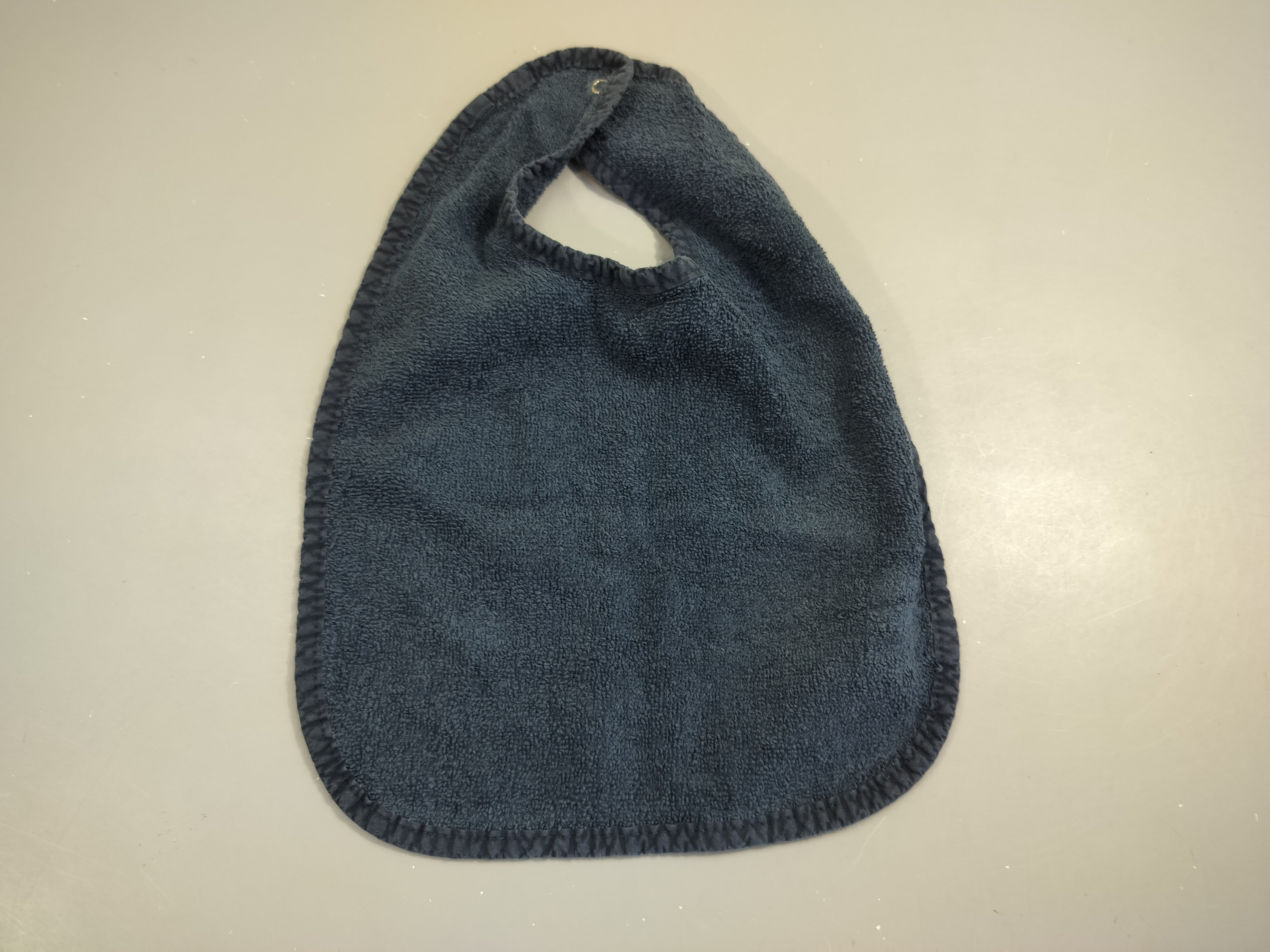 Bavoir éponge bleu marine