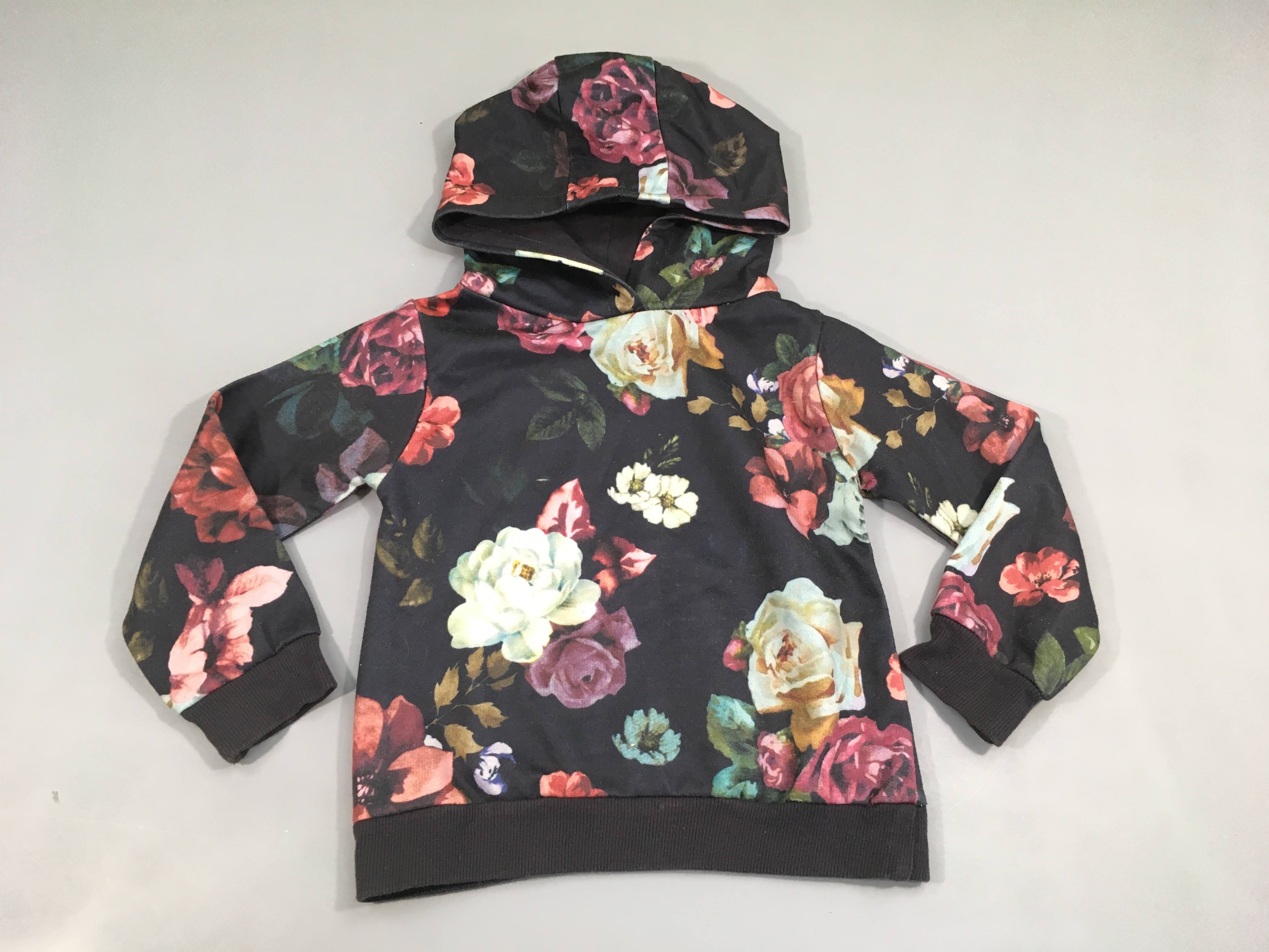 Sweat noir fleur à capuche, légèrement bouloché