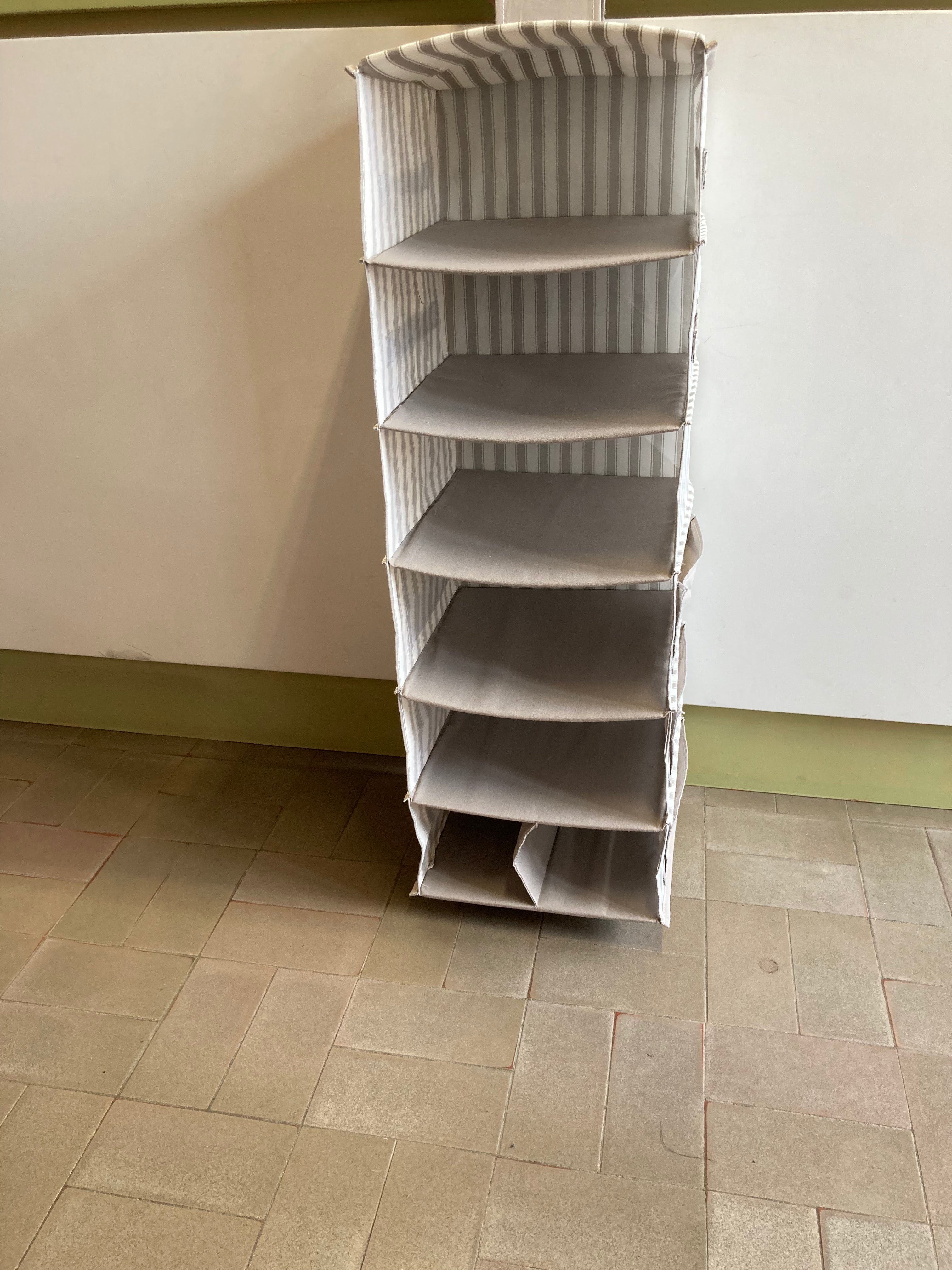 Etagère suspendue Svira avec 7 compartiments