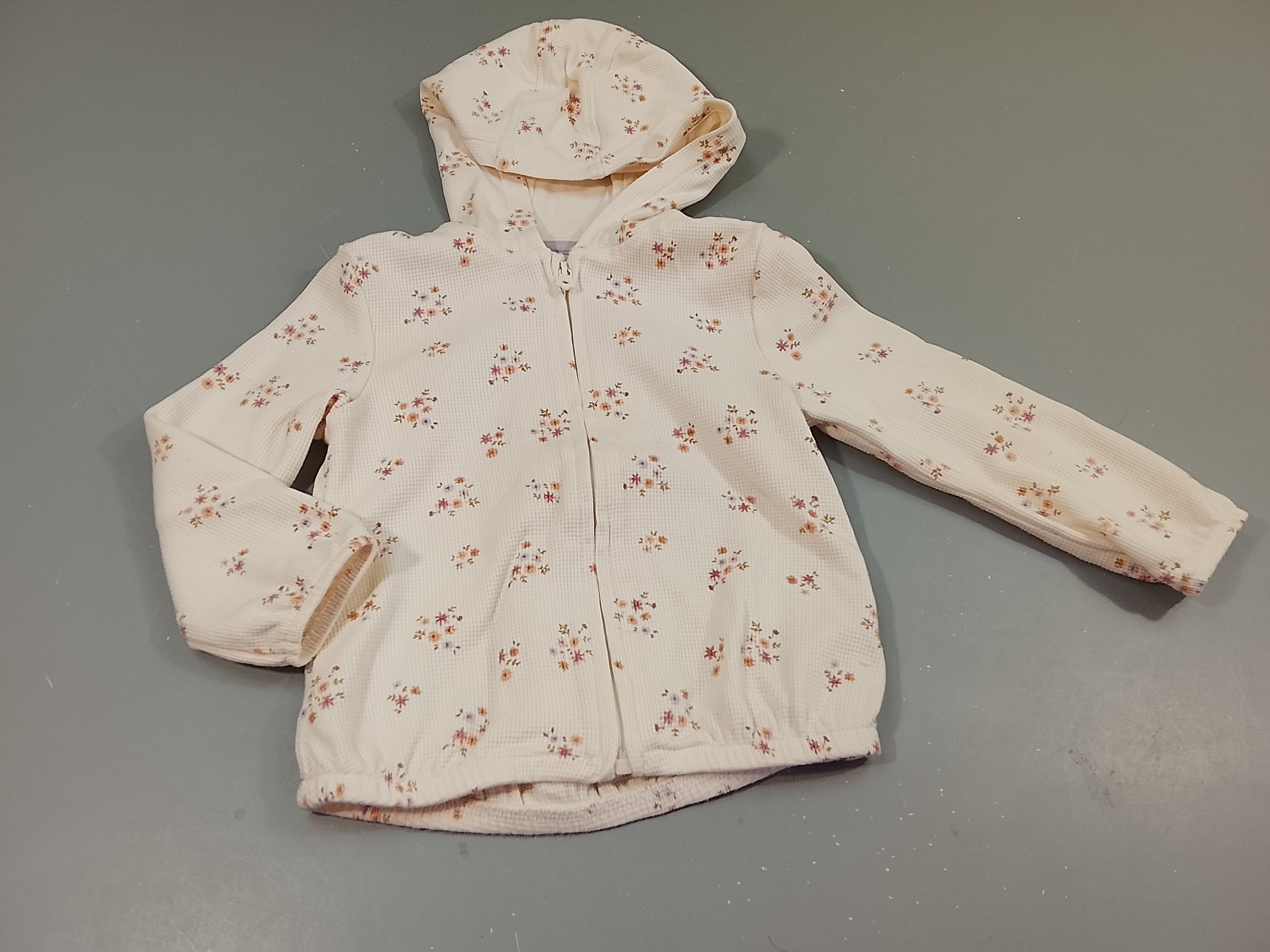 Gilet zippé à capuche blanc texturé motifs fleurs pastel