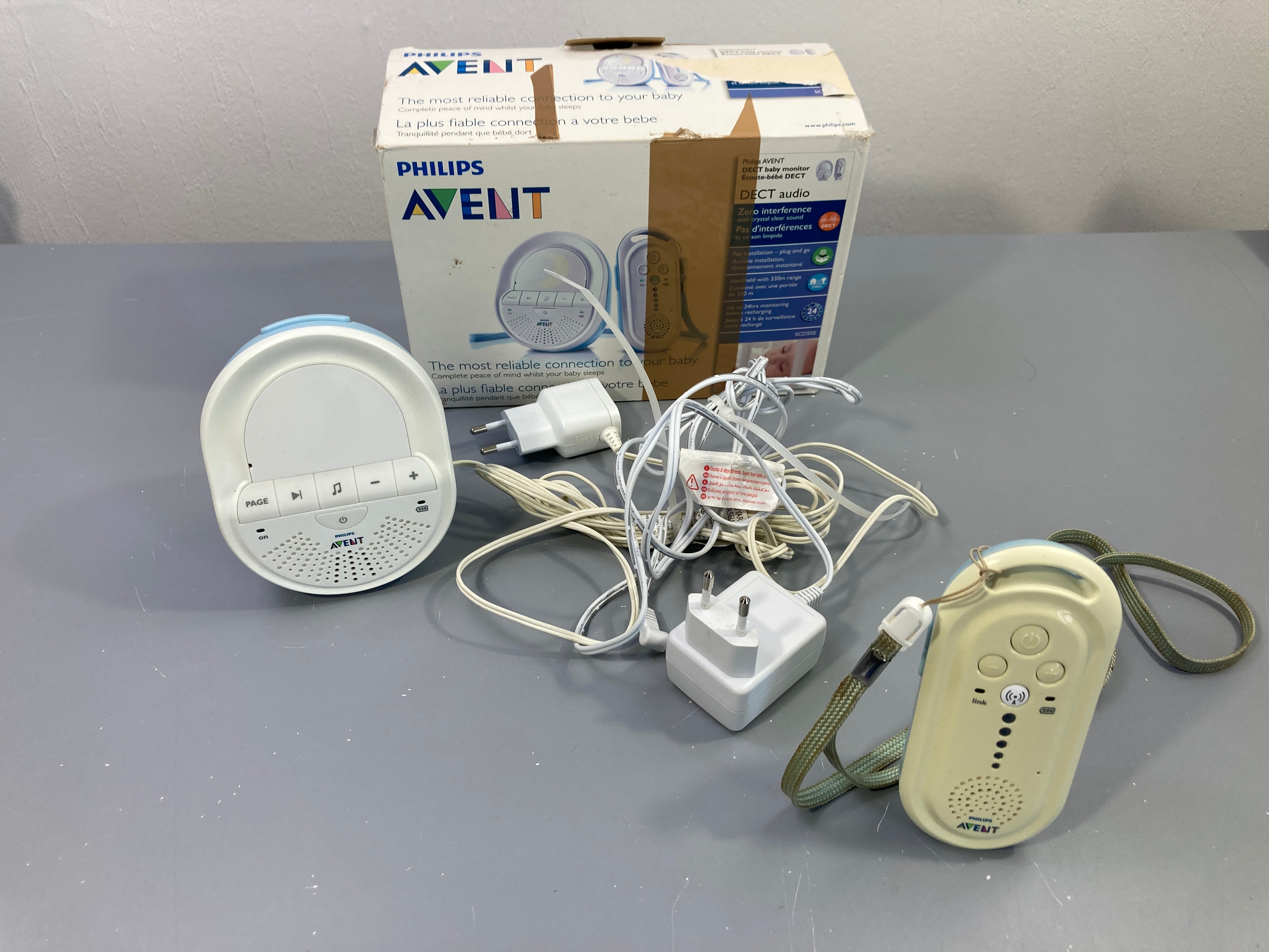 Avent Babyphone Dect Audio SCD 505 avec veilleuse et berceuses. Unité parent jaunie ++ mais le tout fonctionne parfaitement.