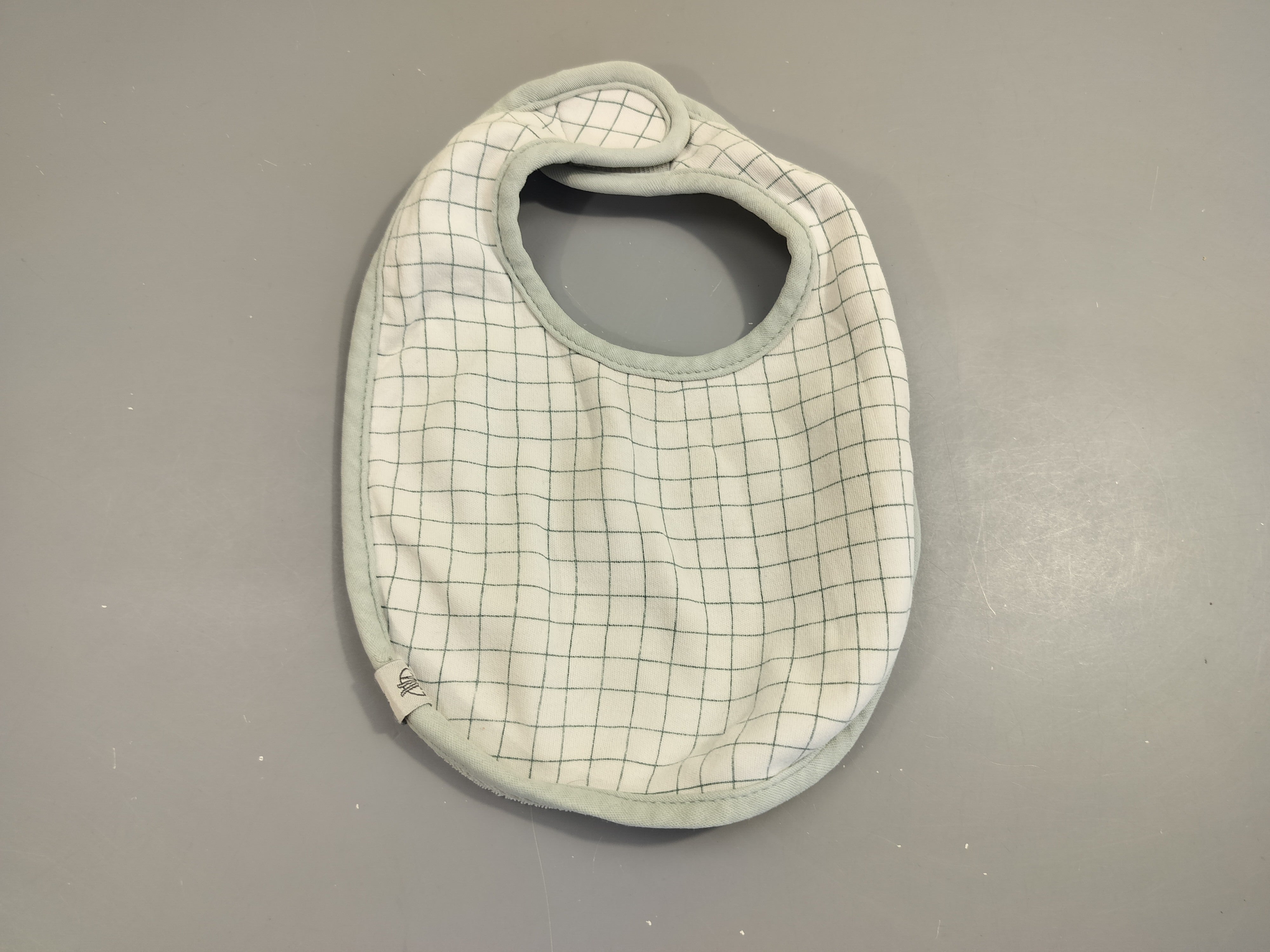 Bavoir blanc à carreaux bleu clair