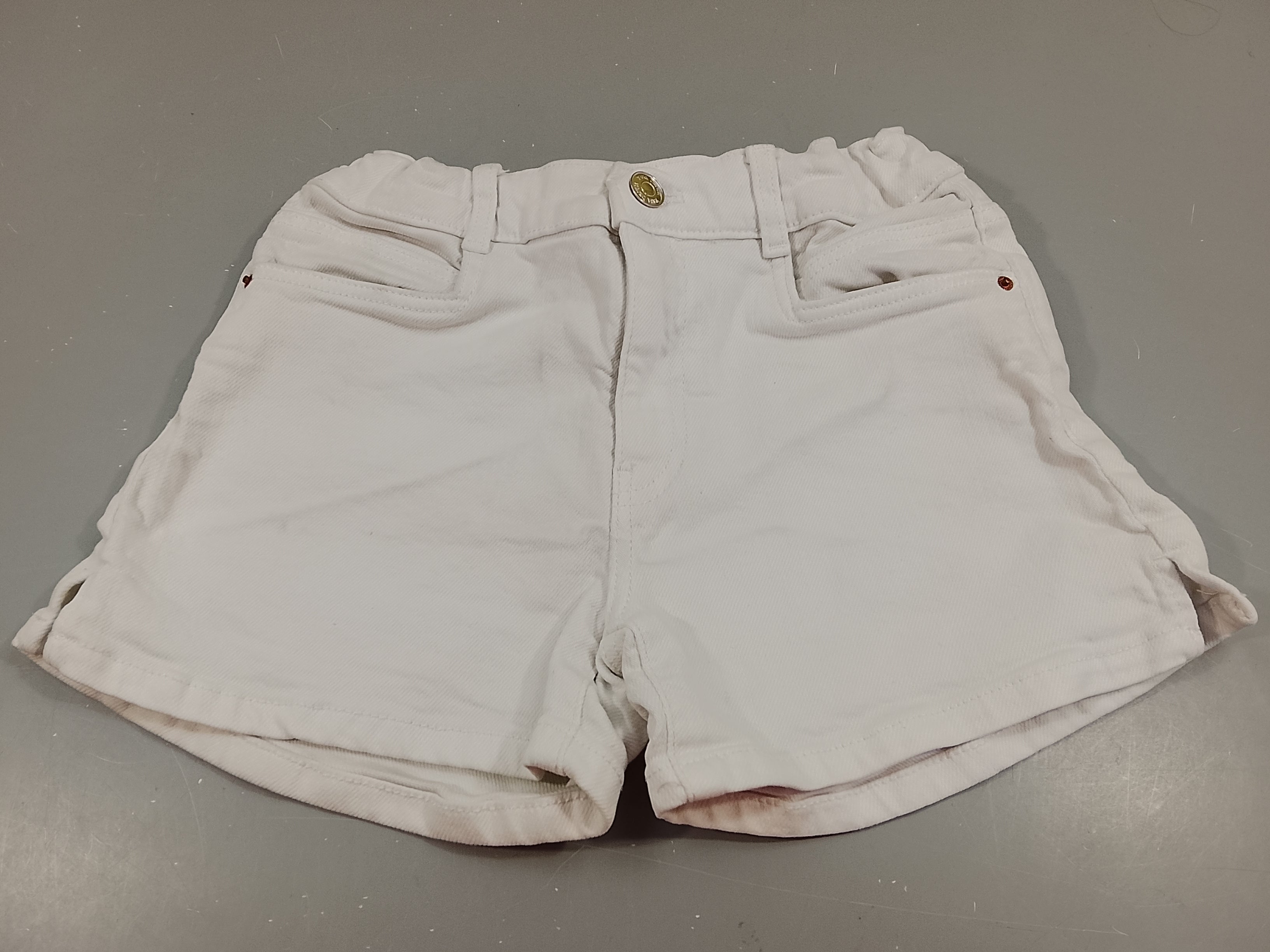 Short denim blanc , légères petites taches à l'arrière