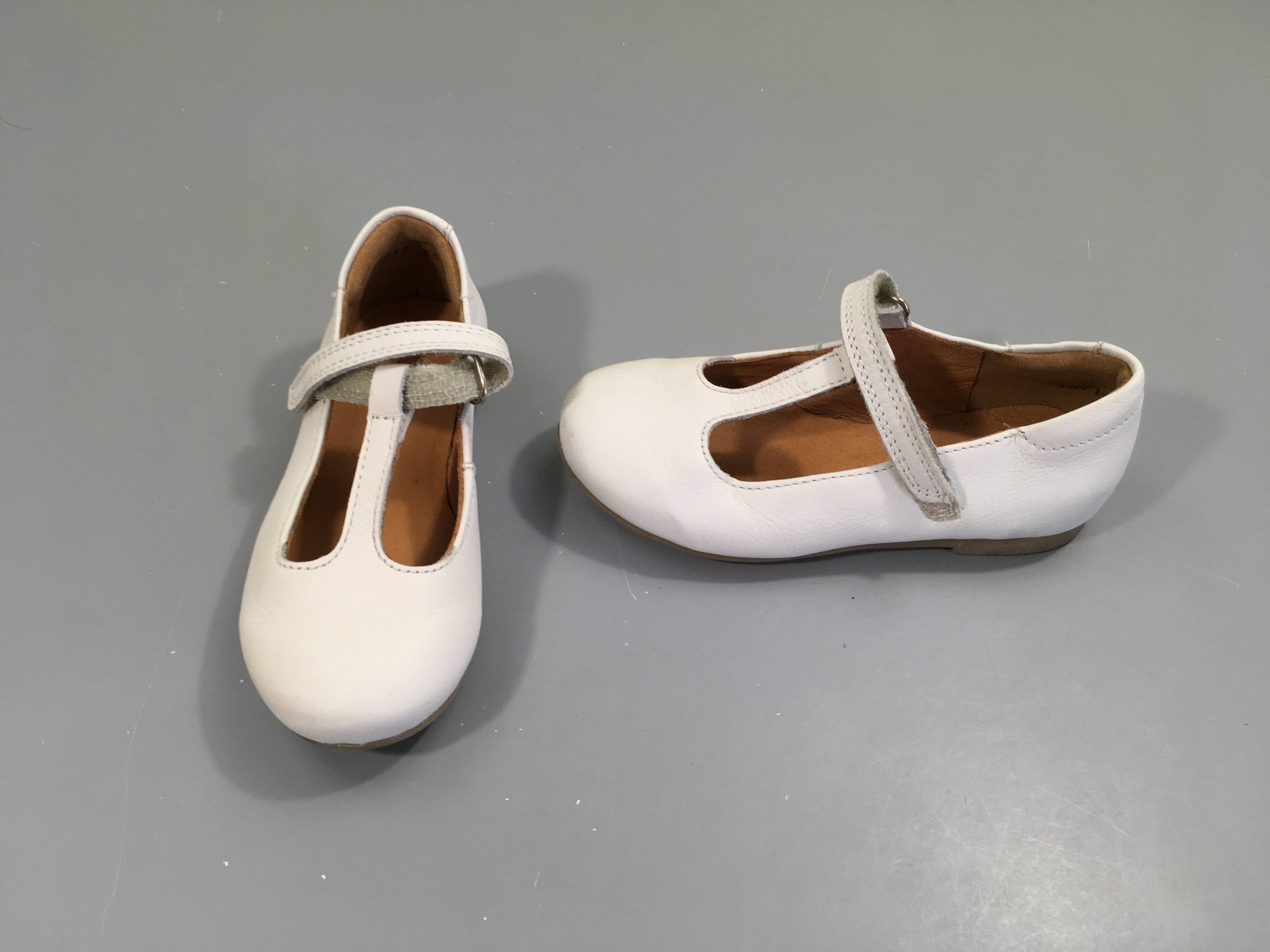 Chaussures ouvertes en cuir blanc, 26