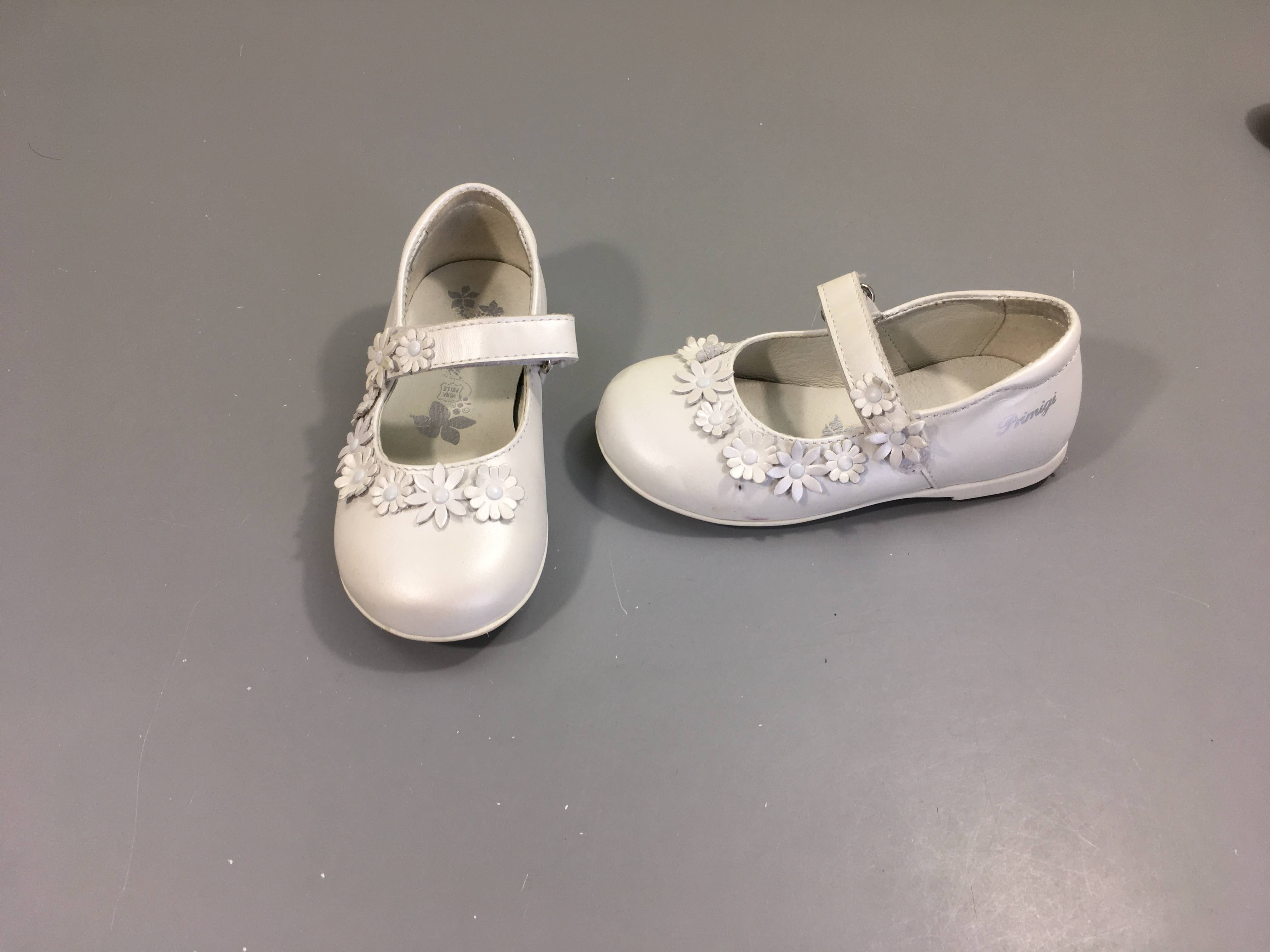 Chaussures ouvertes en cuir blanc fleurs, 24