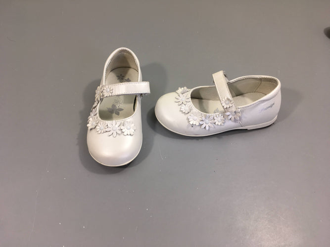 Chaussures ouvertes en cuir blanc fleurs, 24, moins cher chez Petit Kiwi