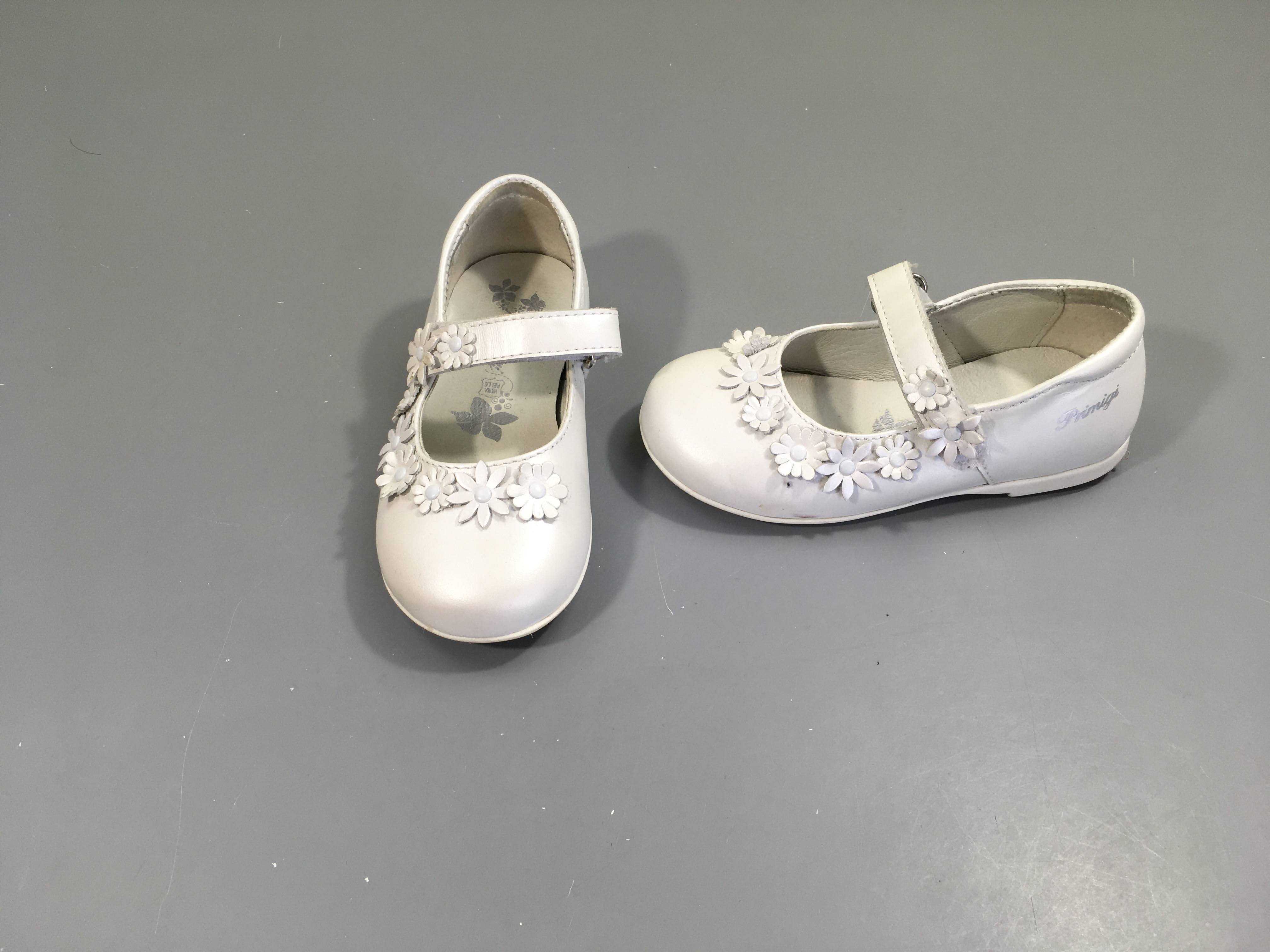 Chaussures ouvertes en cuir blanc fleurs, 25