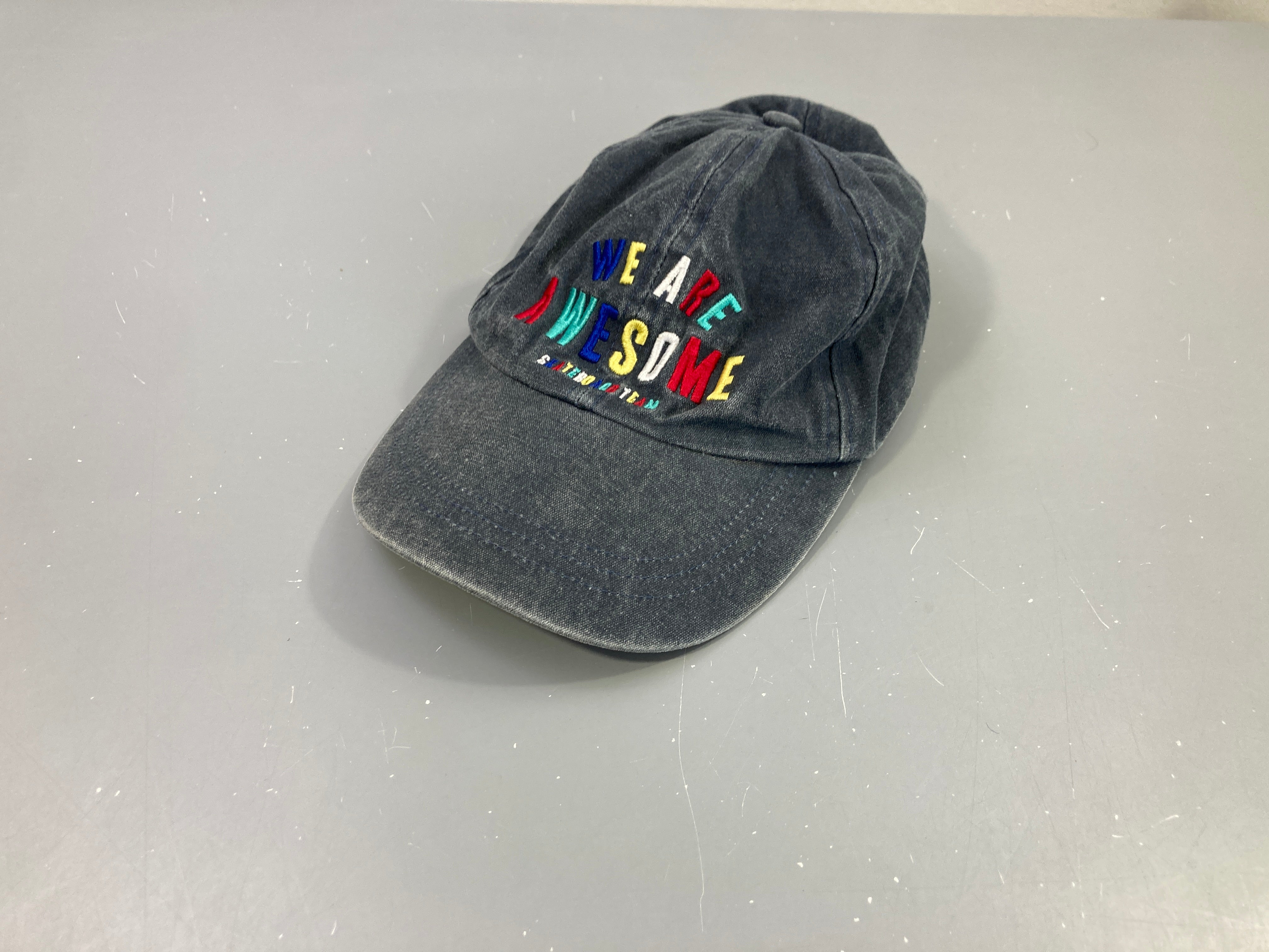Casquette bleu foncé We are awesome