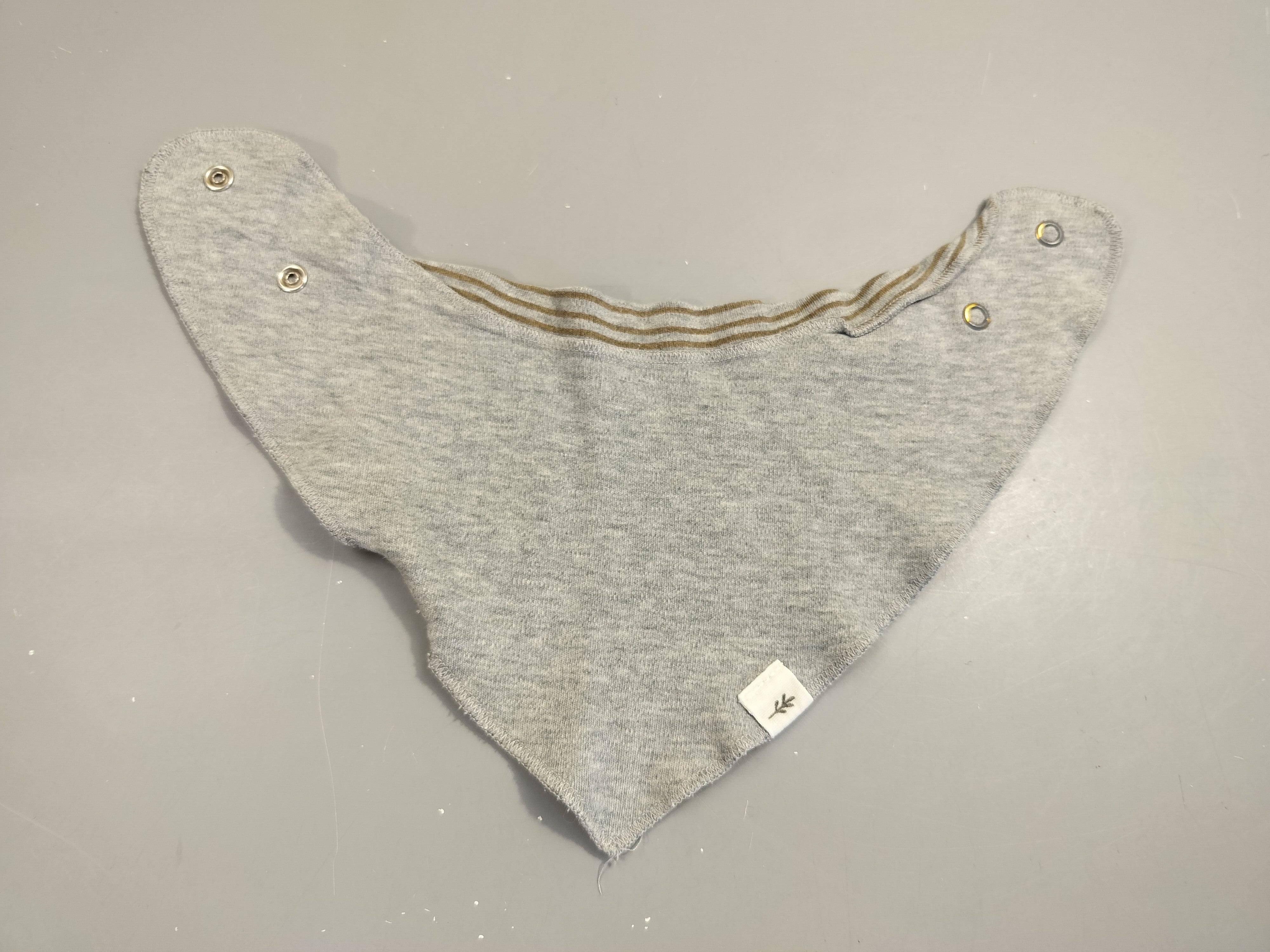 Bavoir bandana gris flammé