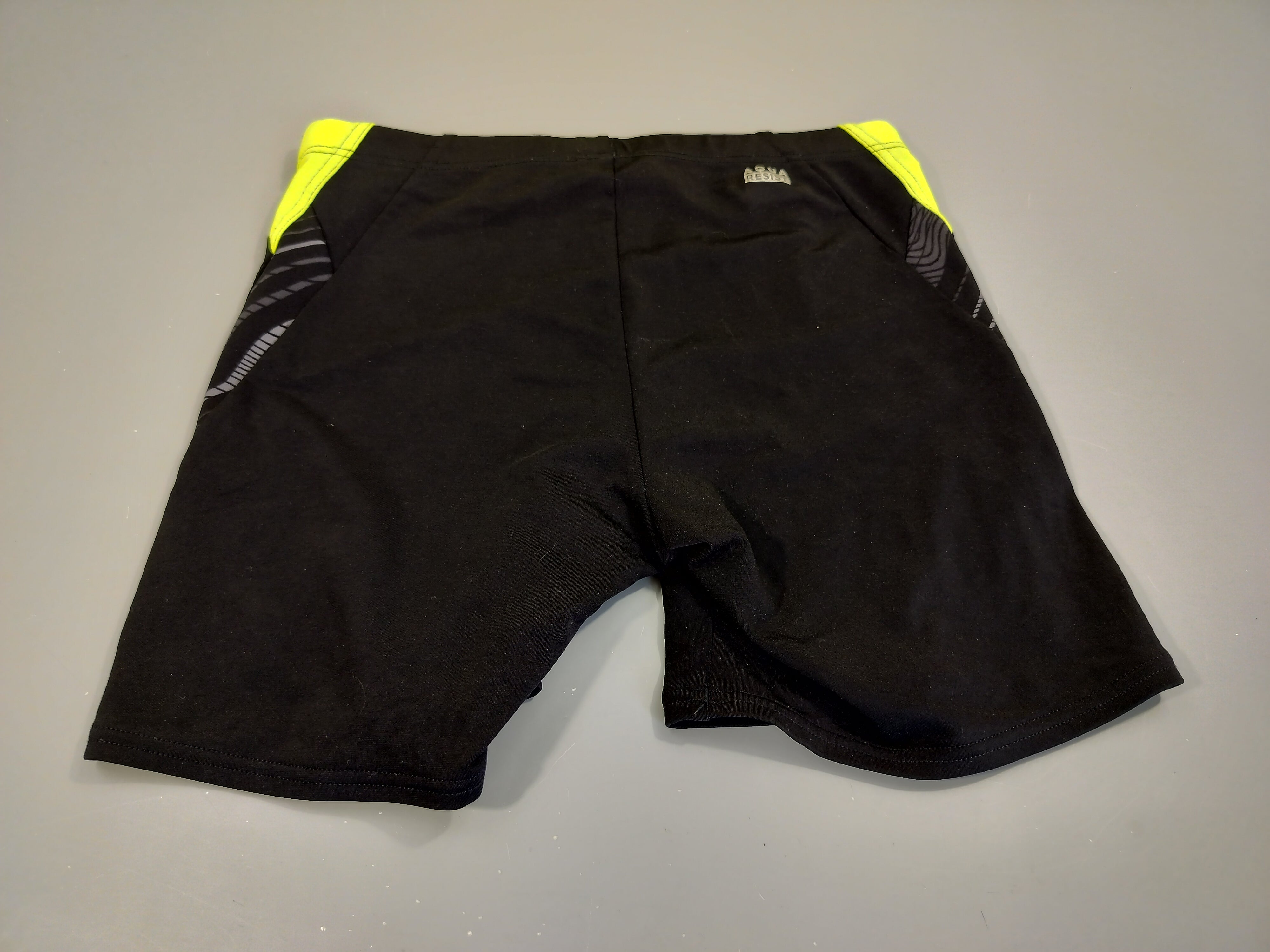 Maillot boxer noir et jaune. Pas de taille indiquée, estimée  16a