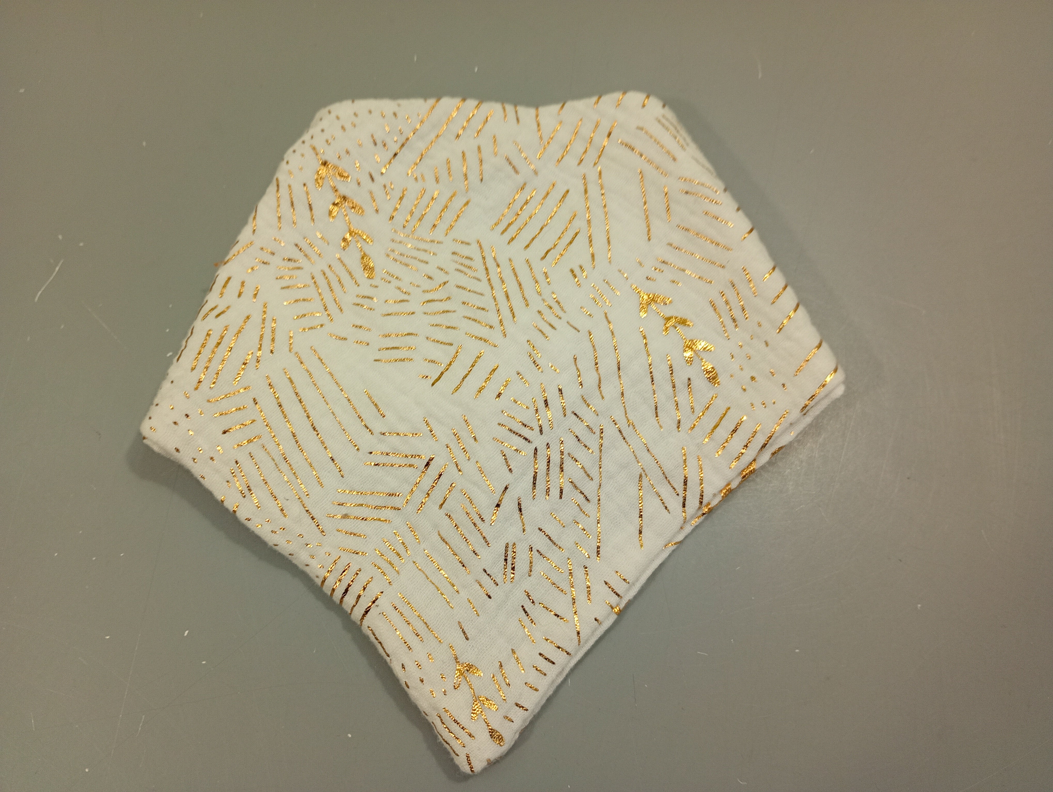 NEUF bavoir bandana motifs dorés . Picoti Picota . Les tout doux d'Ursula