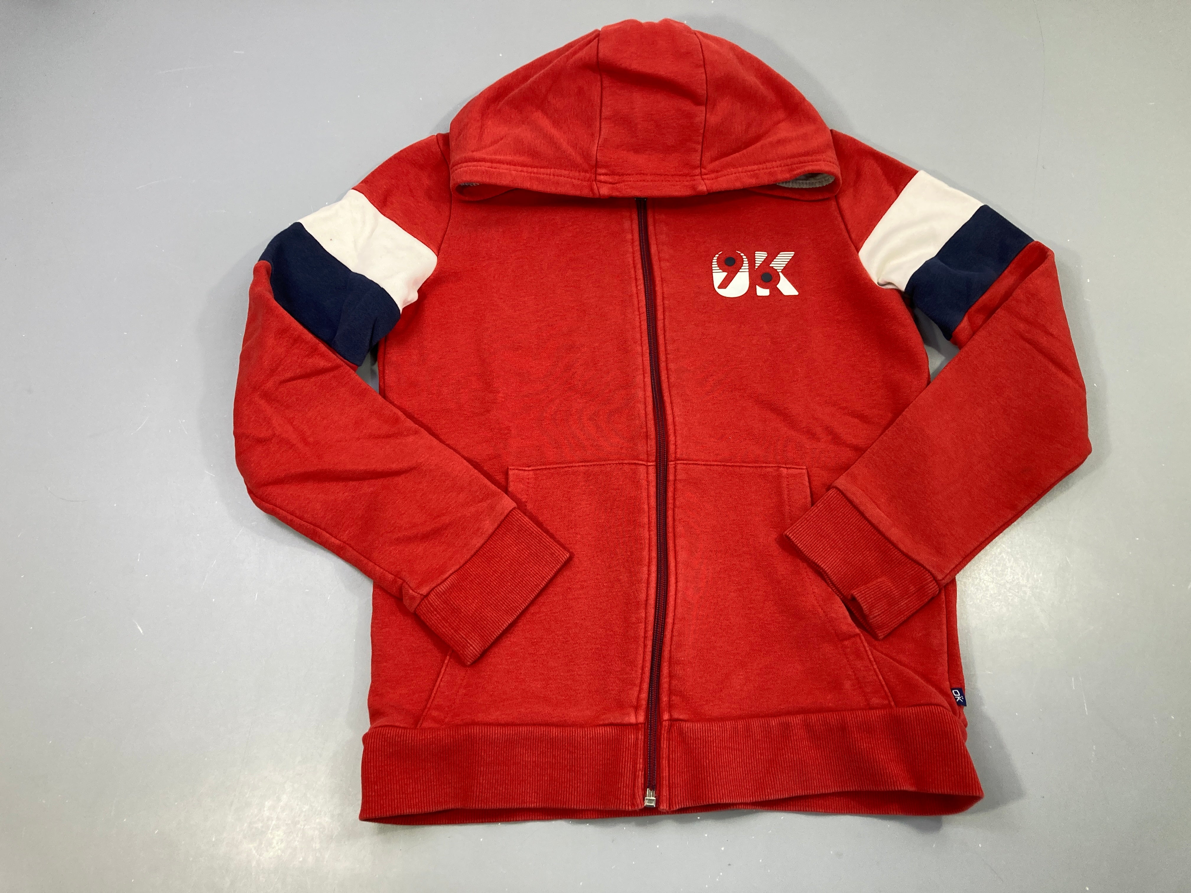 Sweat zippé rouge à capuche OK