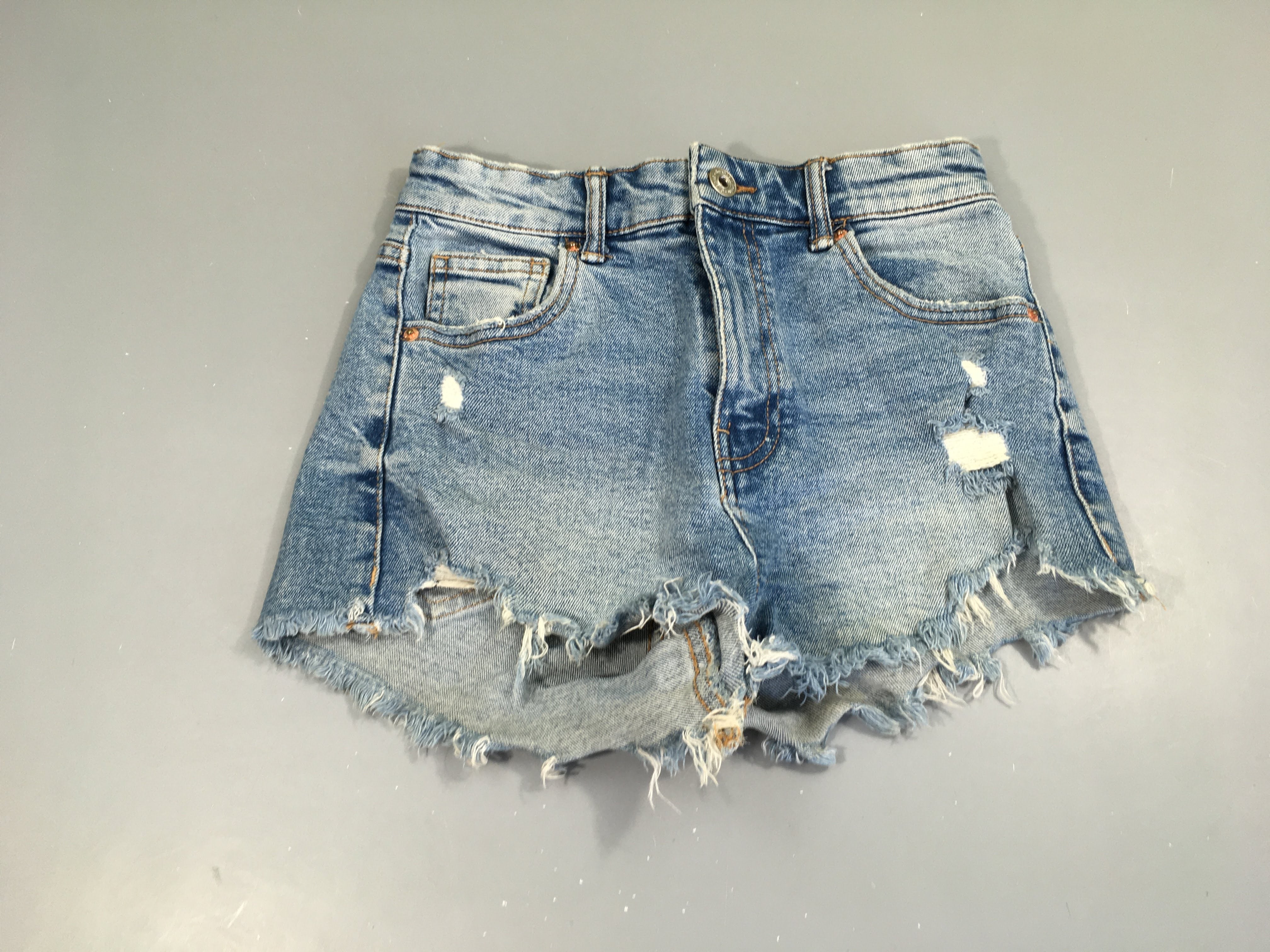 Short en jean effet déchiré  effiloché 34 Souillé fesse G