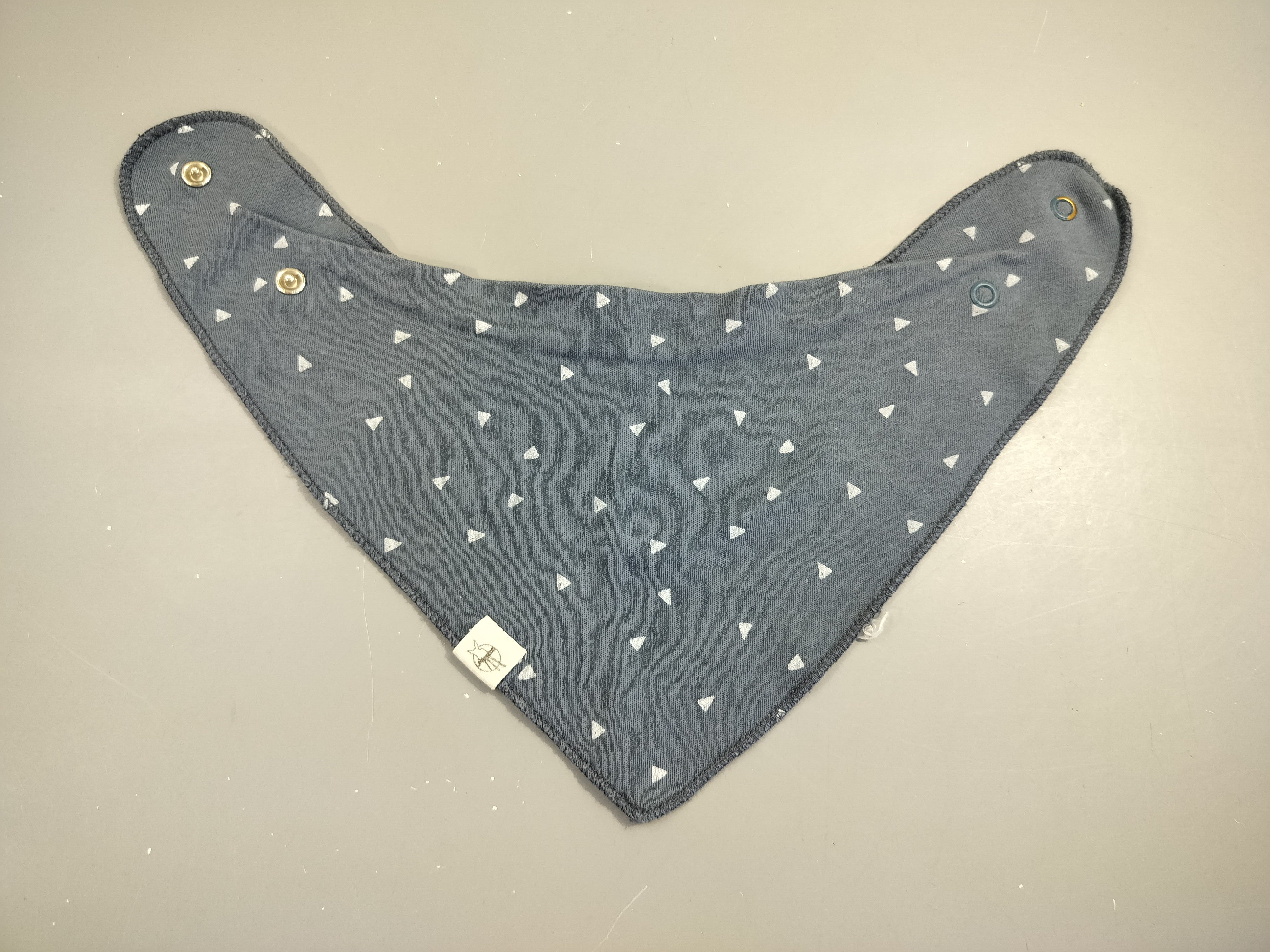 Bavoir bandana bleu motifs triangles