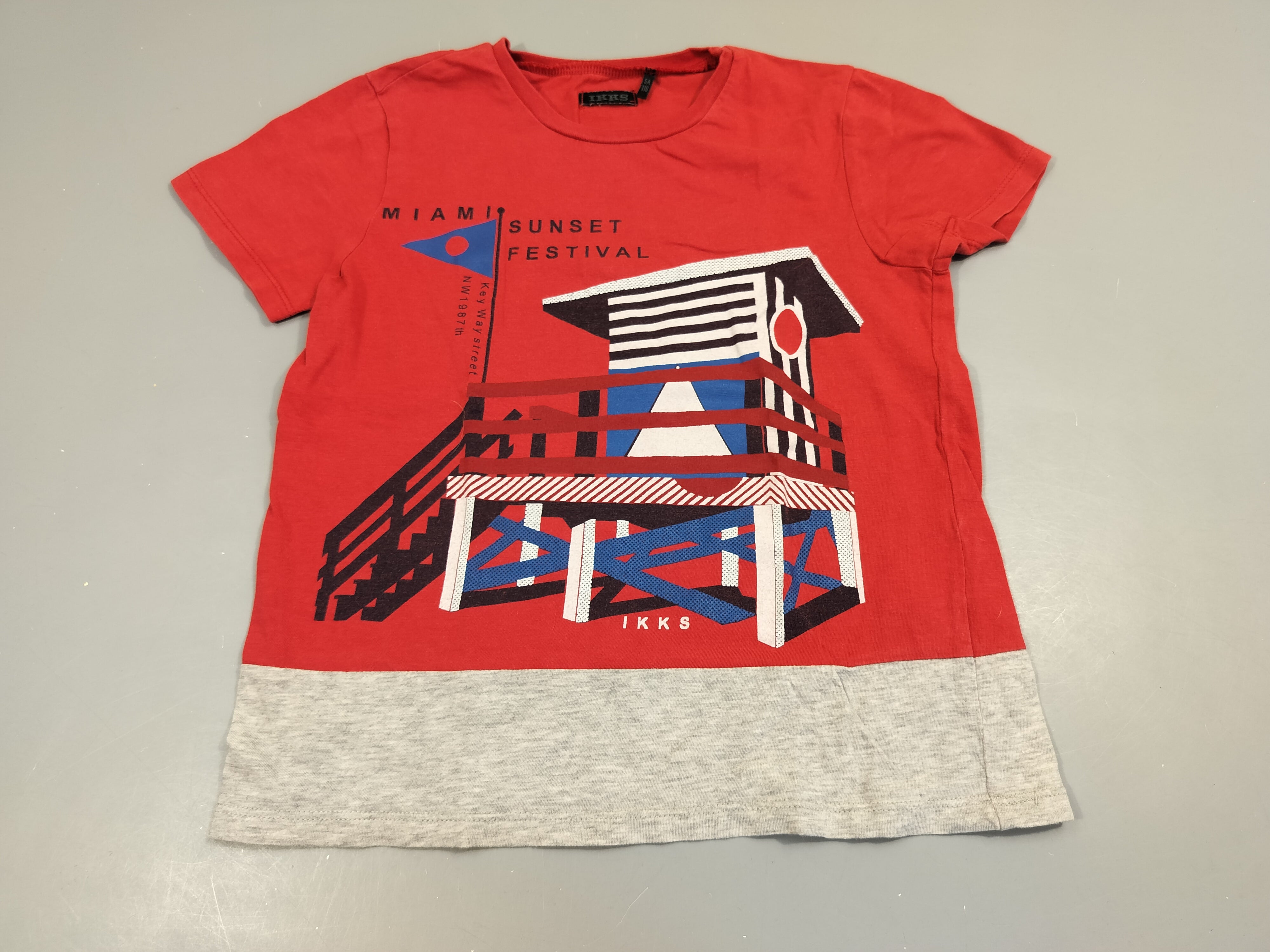 T-shirt m.c rouge , dessous gris flammé, cabane de sauveteur  100% coton