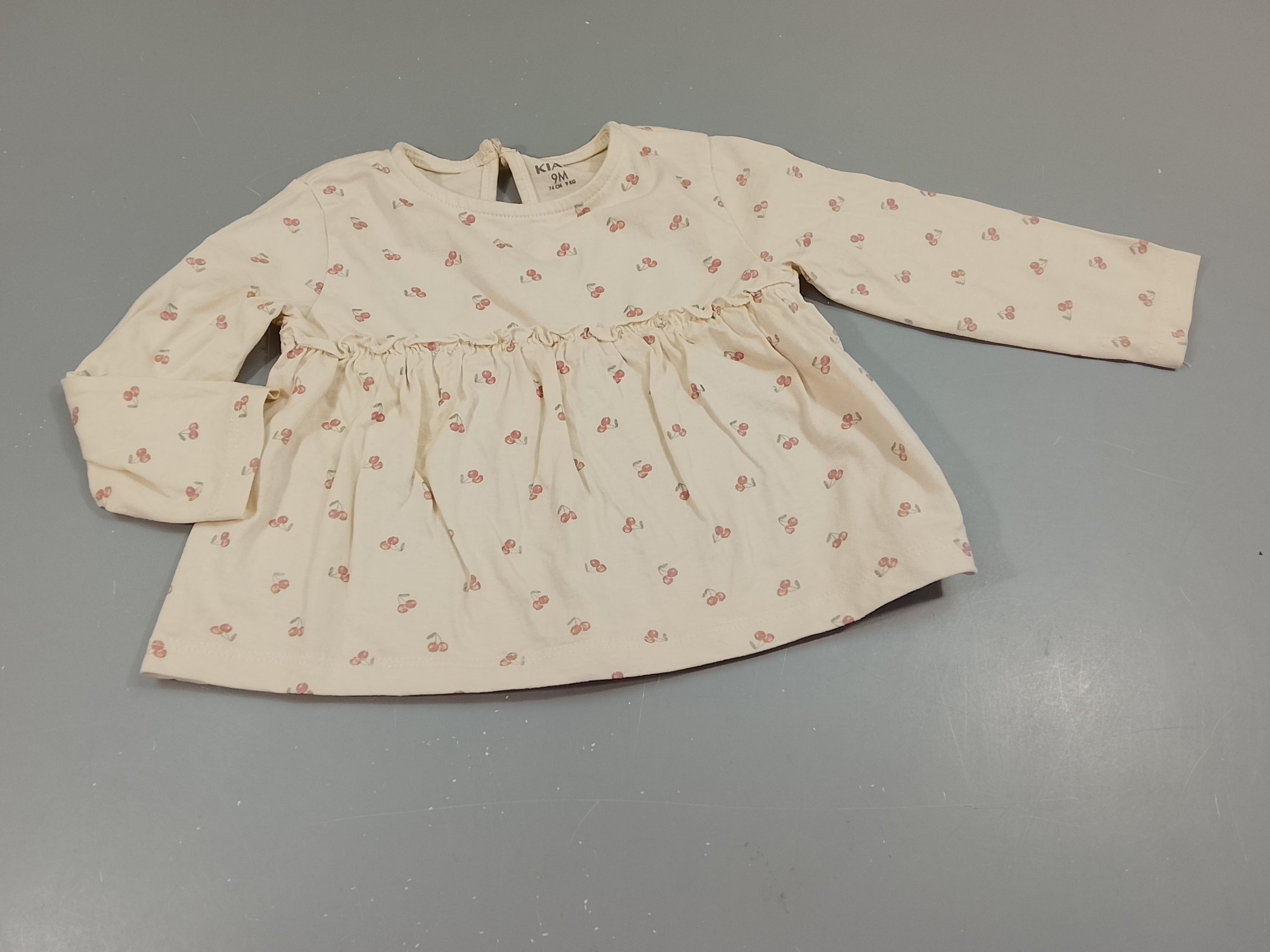 Blouse m.l beige clair, motifs cerises