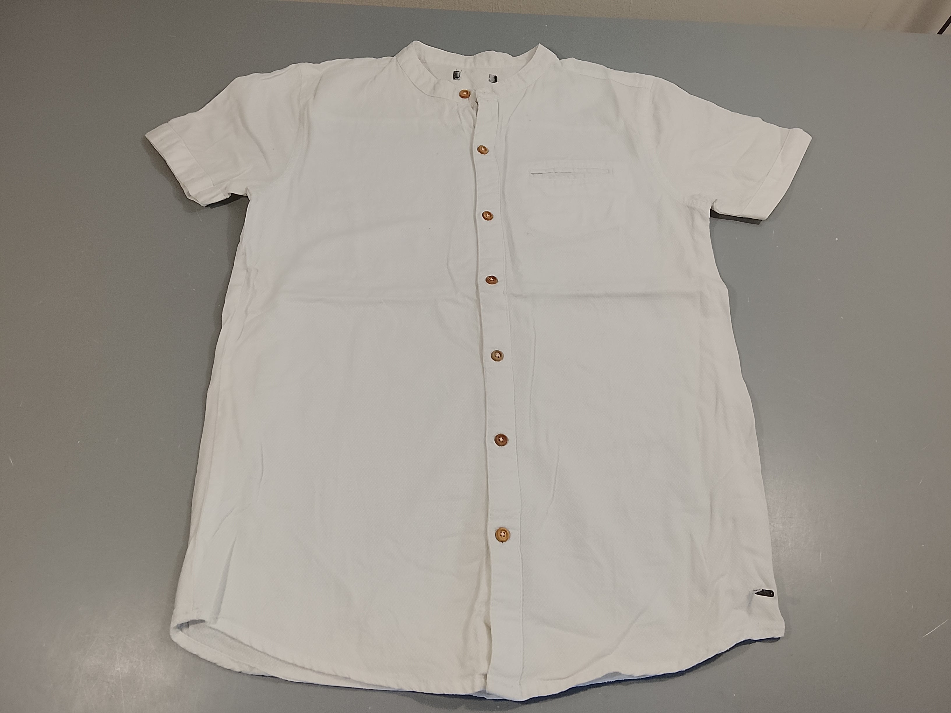 Chemise m.c blanc texturé , col mao, poche chino