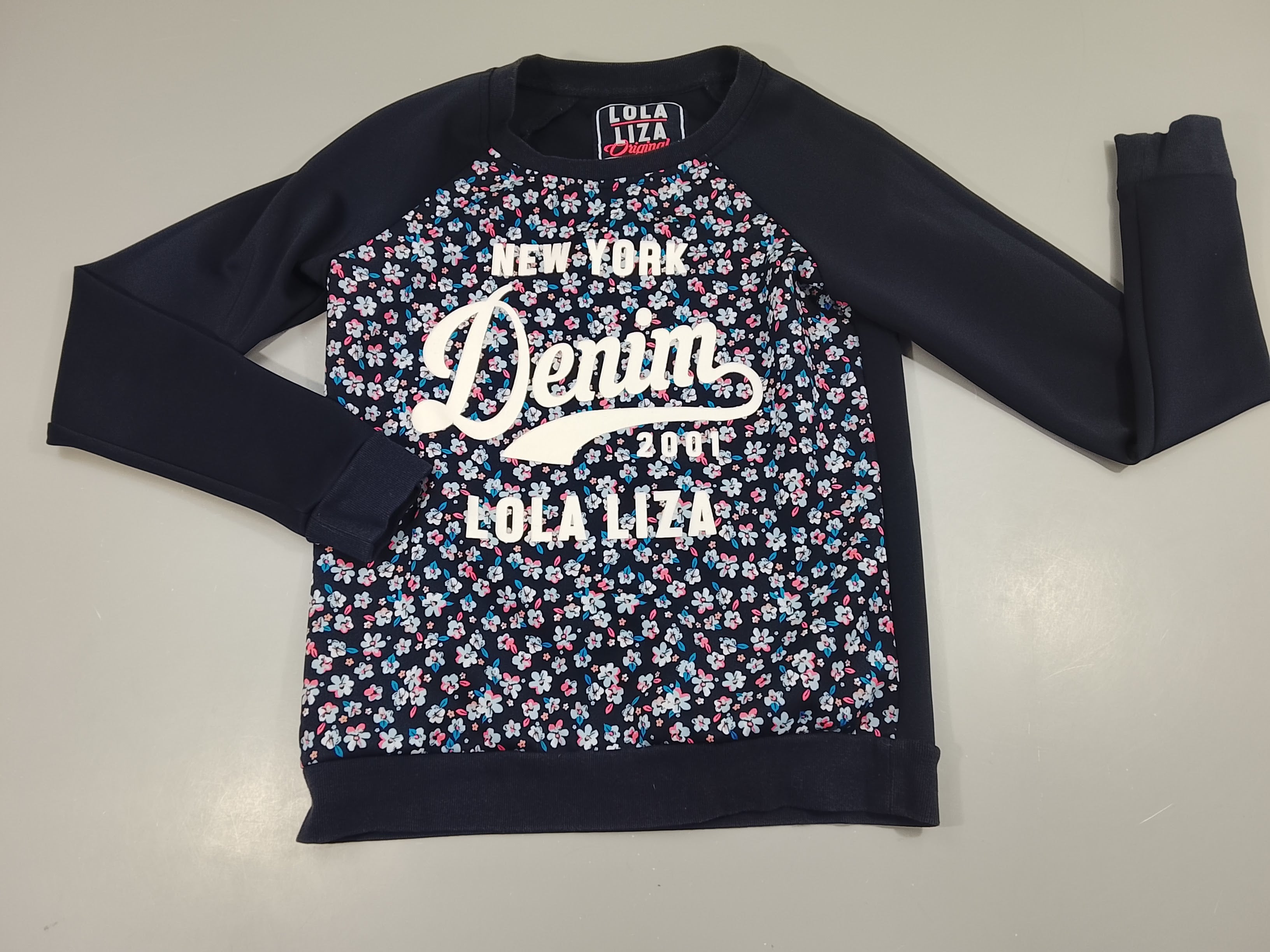 Sweat bleu marine , fleurs rose et bleu 