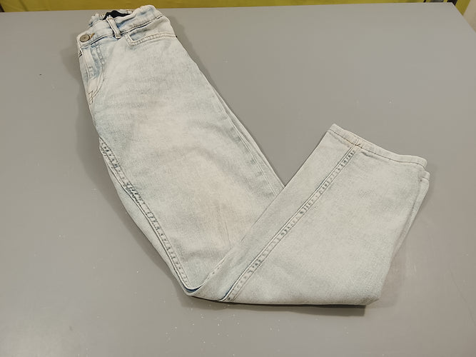 Pantalon denim bleu clair, effet délavé.  Taché, à relaver, moins cher chez Petit Kiwi
