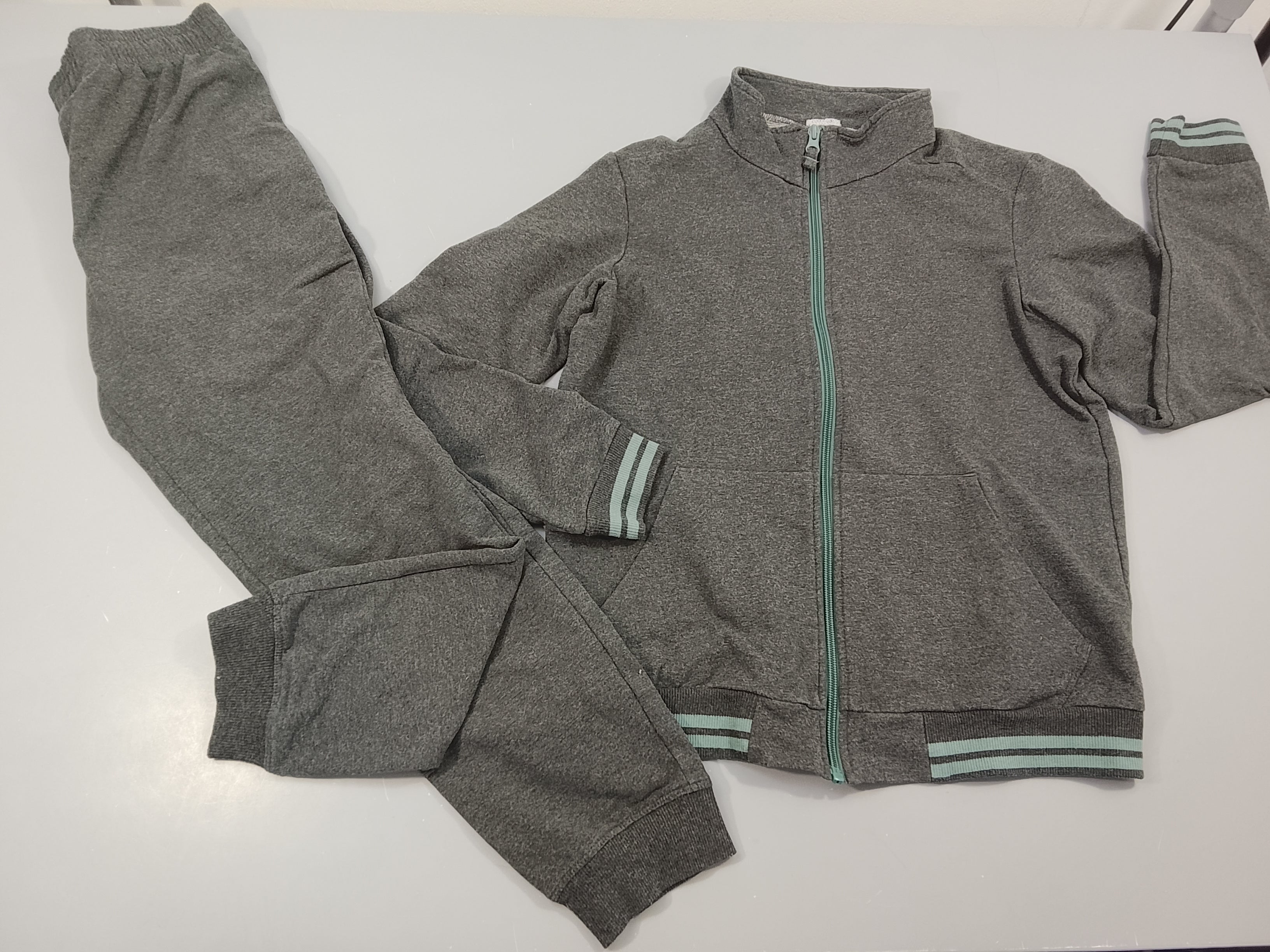 Training 2 pcs en molleton gris chiné, Pas de taille indiquée, estimée 12a
