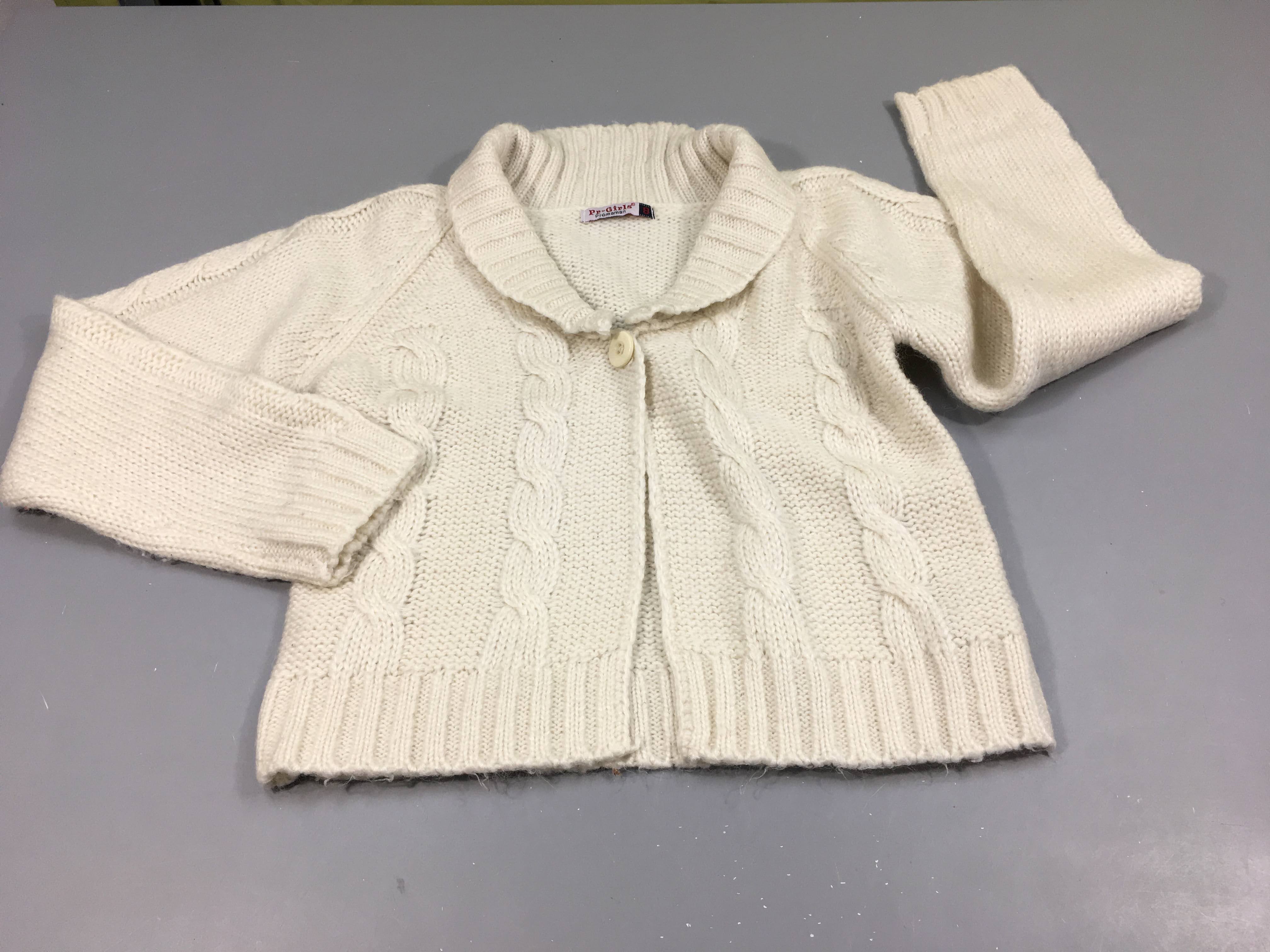 Gilet mailles écru, fermeture par un bouton. Un  peu bouloché