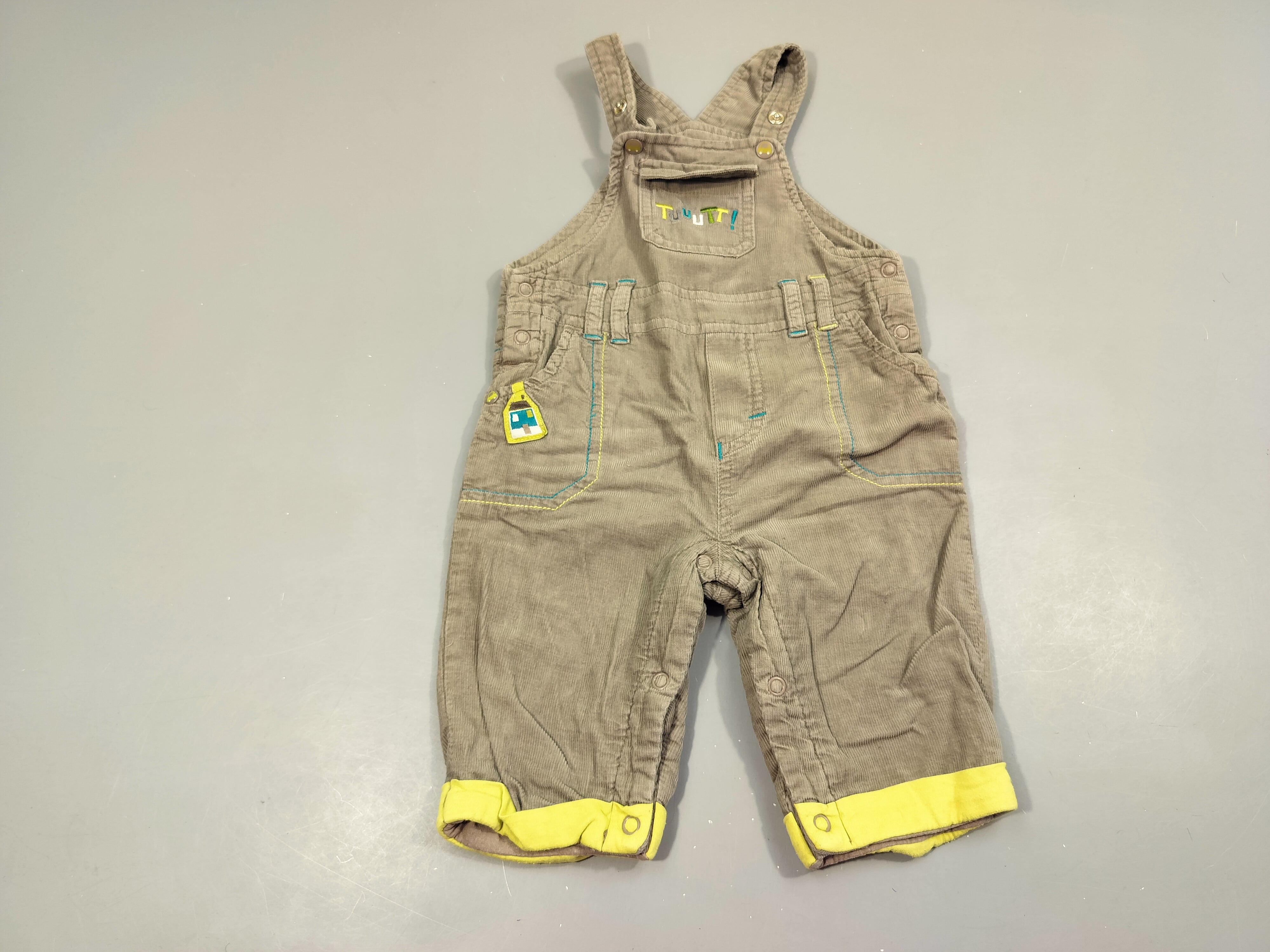 Salopette velours côtelé gris  à revers jaune 