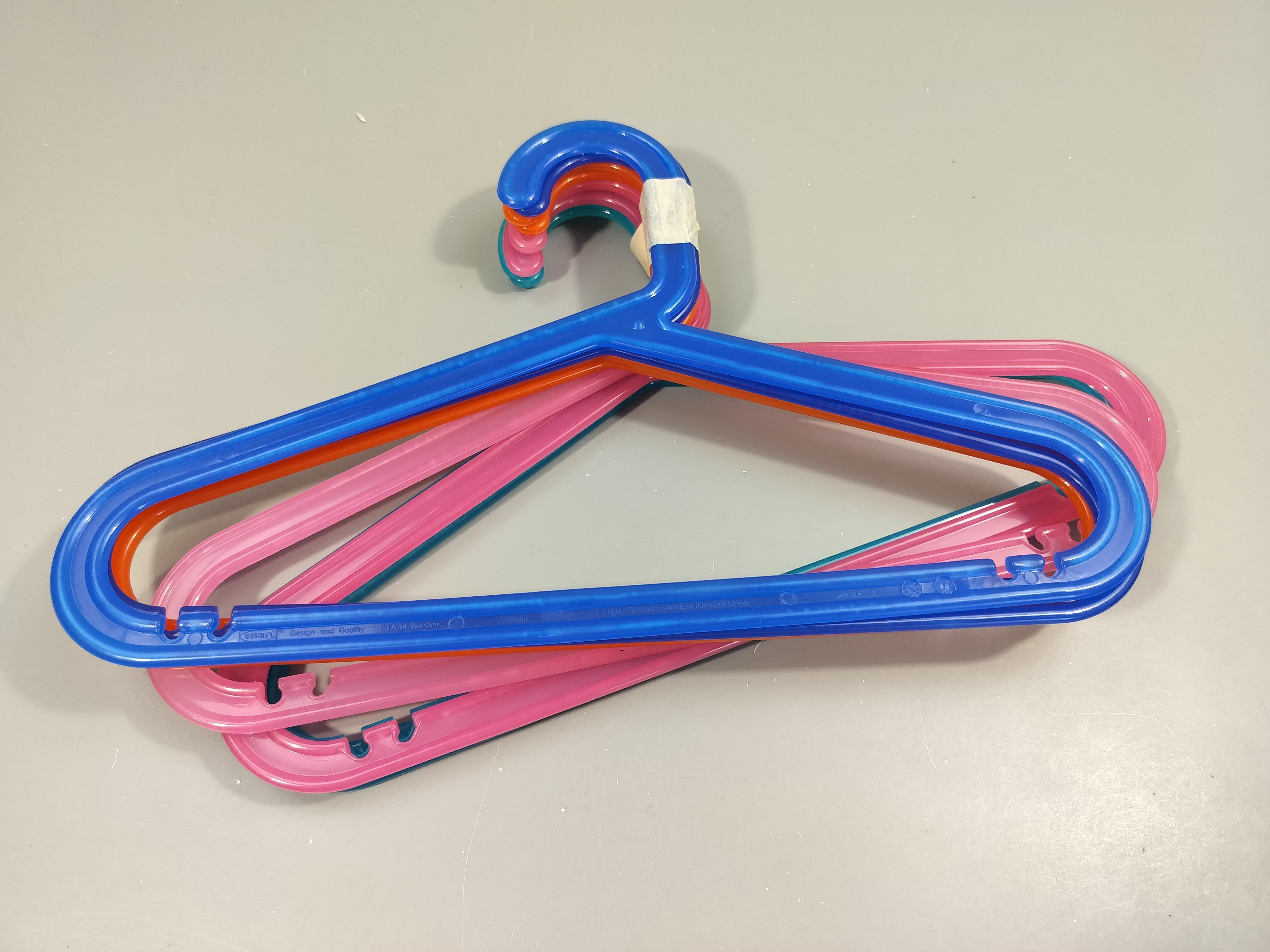 Lot de 8 cintres roses, bleus, oranges, bleu marine