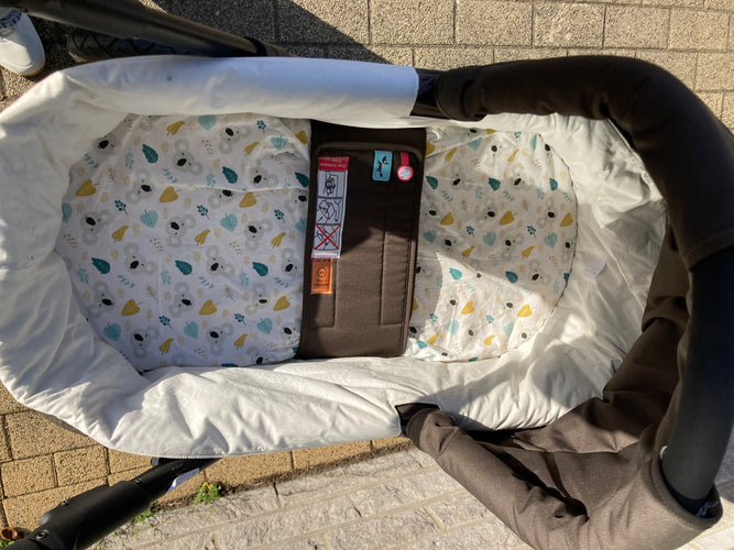 Poussette duo Ur.ban gris/rose, assise (manque barre à l'avant) + nacelle + siège coque Pebble Maxi-Cosy (sans adaptateurs) + chancelière, moins cher chez Petit Kiwi