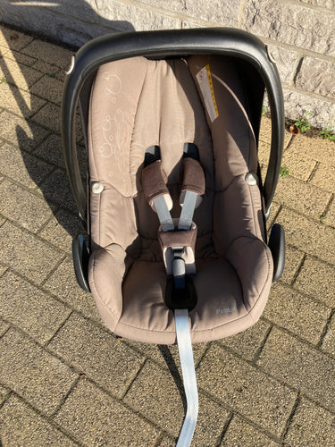 Poussette duo Ur.ban gris/rose, assise (manque barre à l'avant) + nacelle + siège coque Pebble Maxi-Cosy (sans adaptateurs) + chancelière, moins cher chez Petit Kiwi