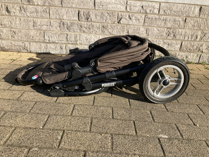 Poussette duo Ur.ban gris/rose, assise (manque barre à l'avant) + nacelle + siège coque Pebble Maxi-Cosy (sans adaptateurs) + chancelière, moins cher chez Petit Kiwi