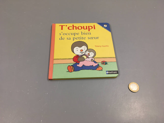 T'choupi s'occupe bien de sa petite soeur, moins cher chez Petit Kiwi