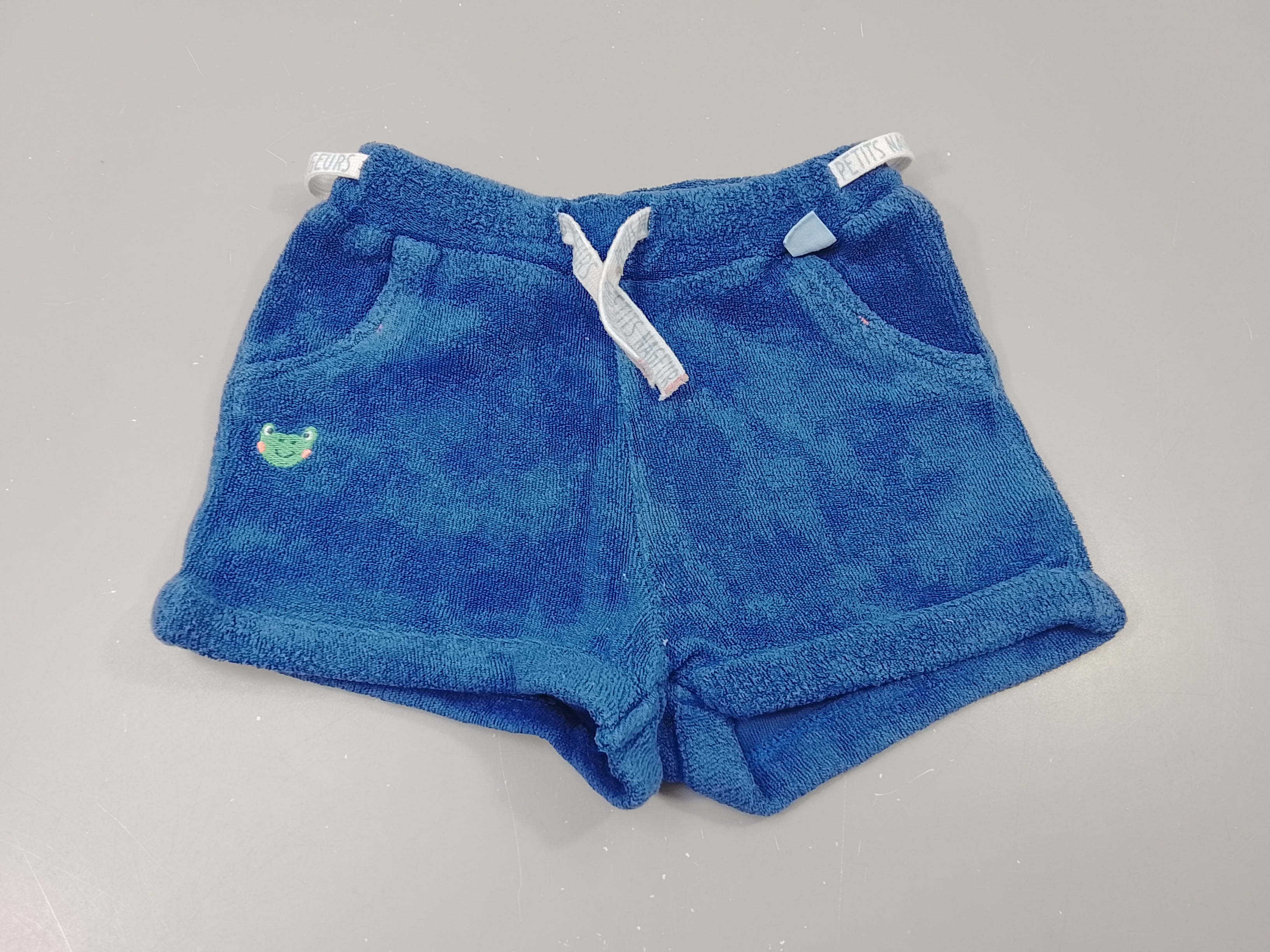Short éponge bleu marine, à revers, tête de grenouille