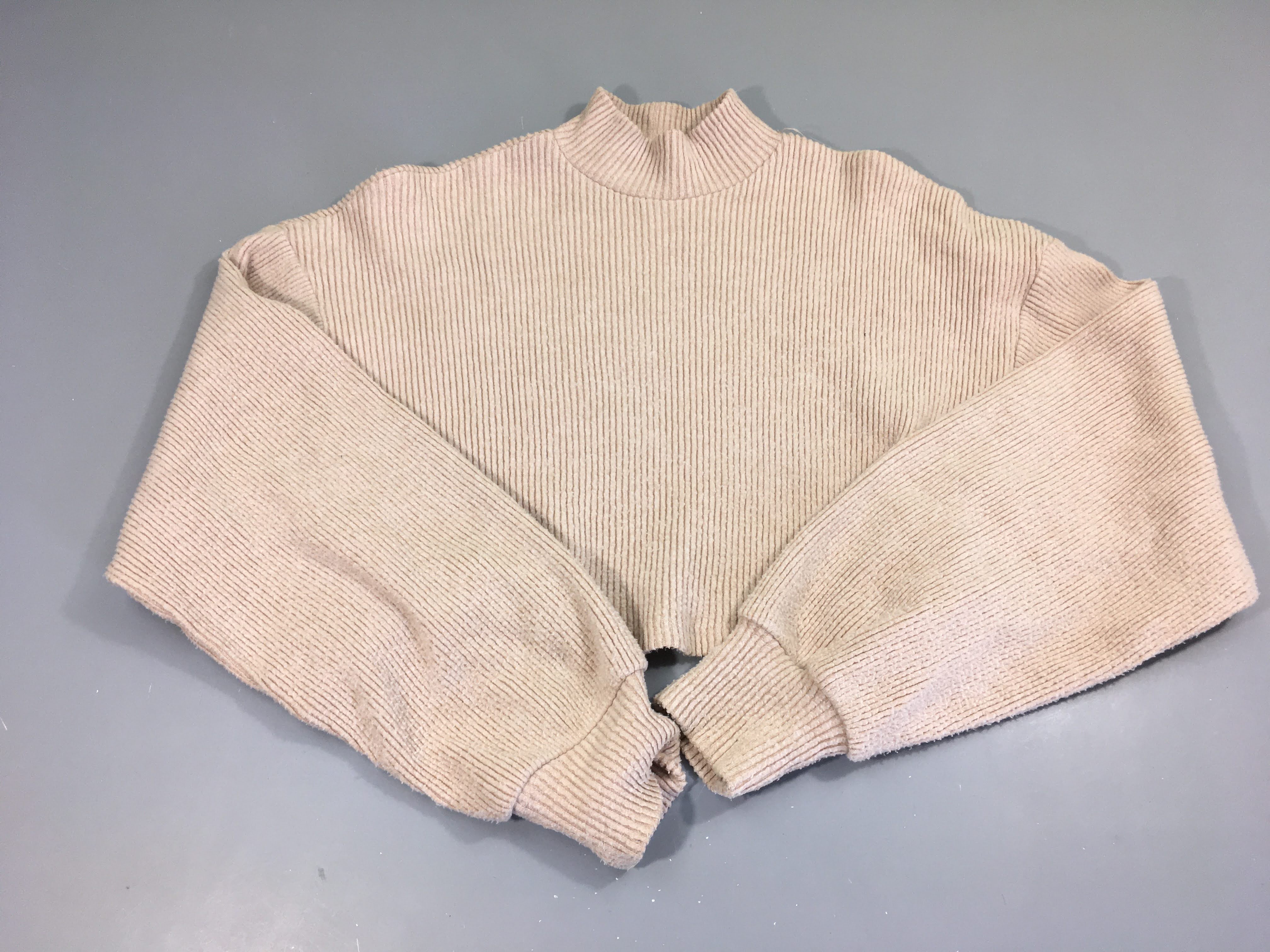 Pull cropped beige côtelé comontant bouloché