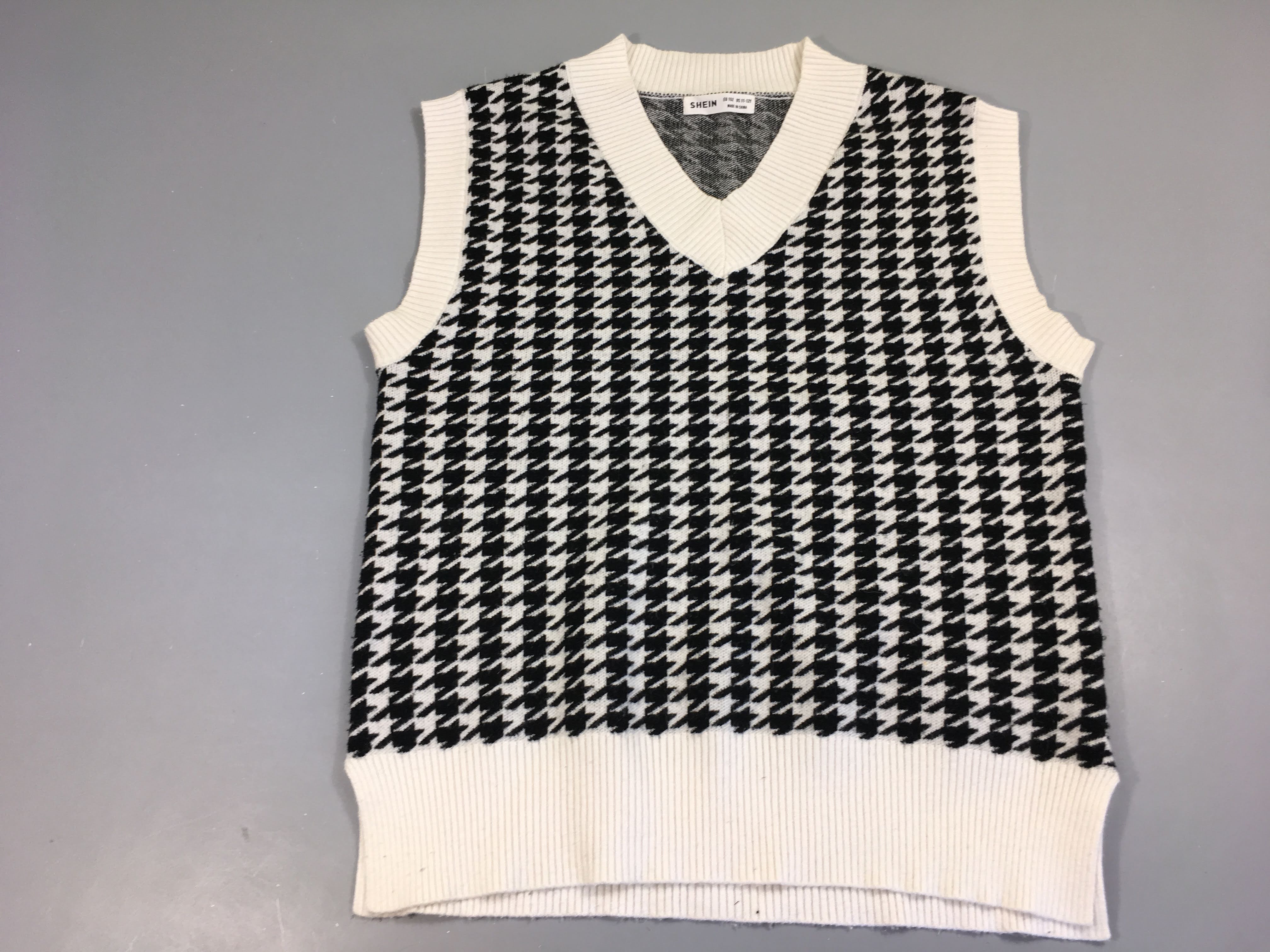 Pull s.m col V blanc-noir pied de poule