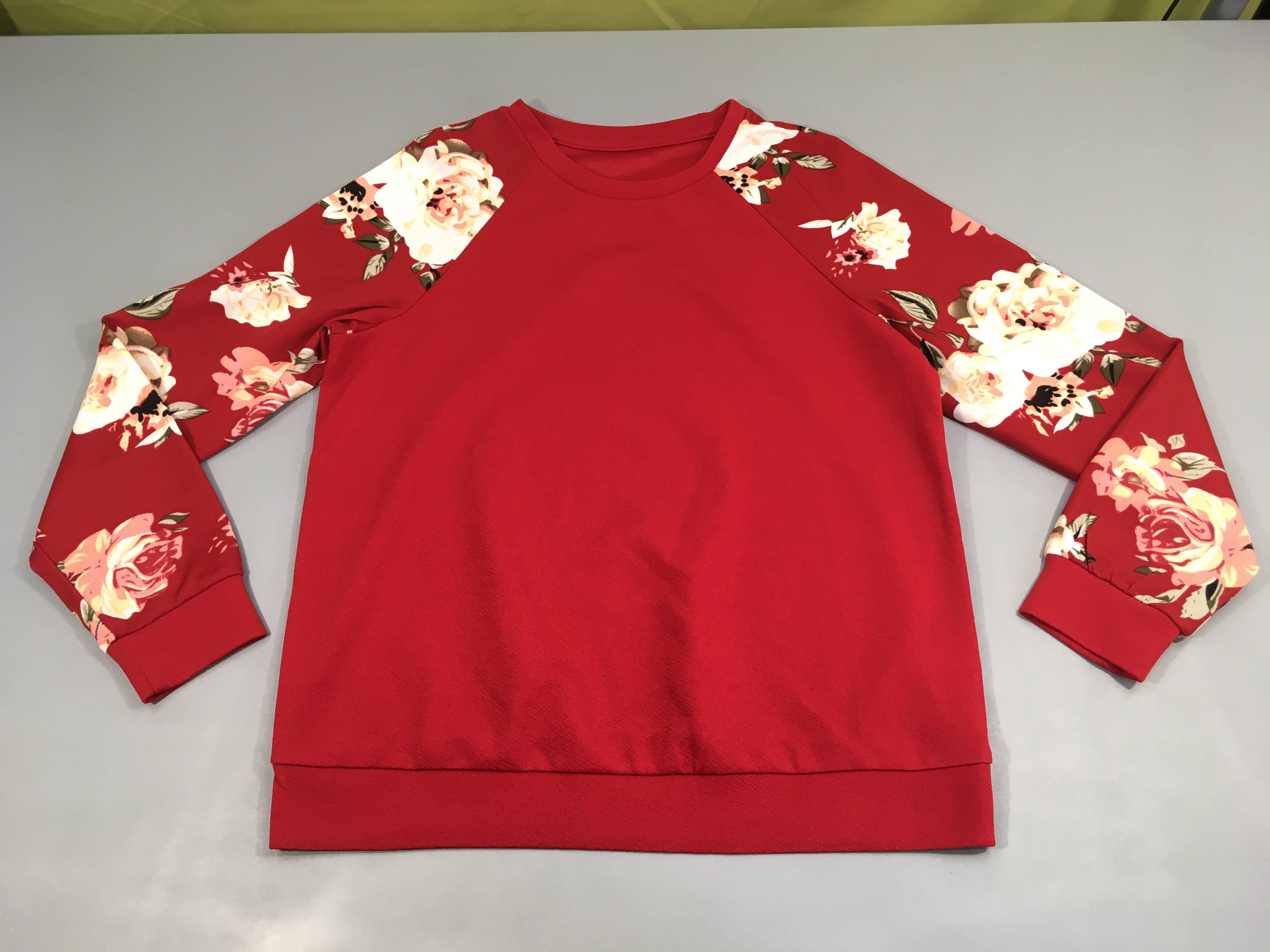 Sweat rouge manches fleuries