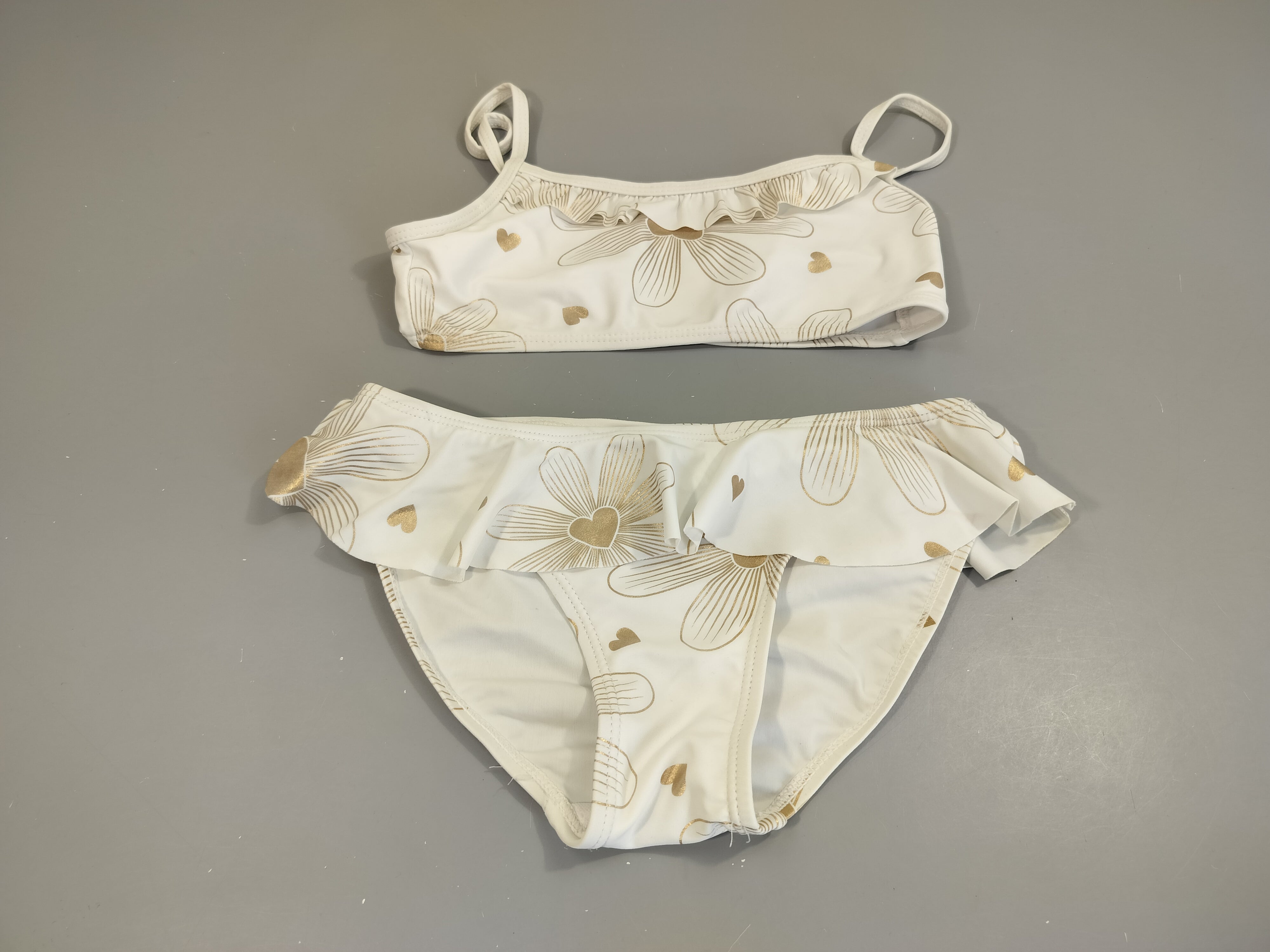 Bikini  brassière blanc  fleurs et coeurs dorés
