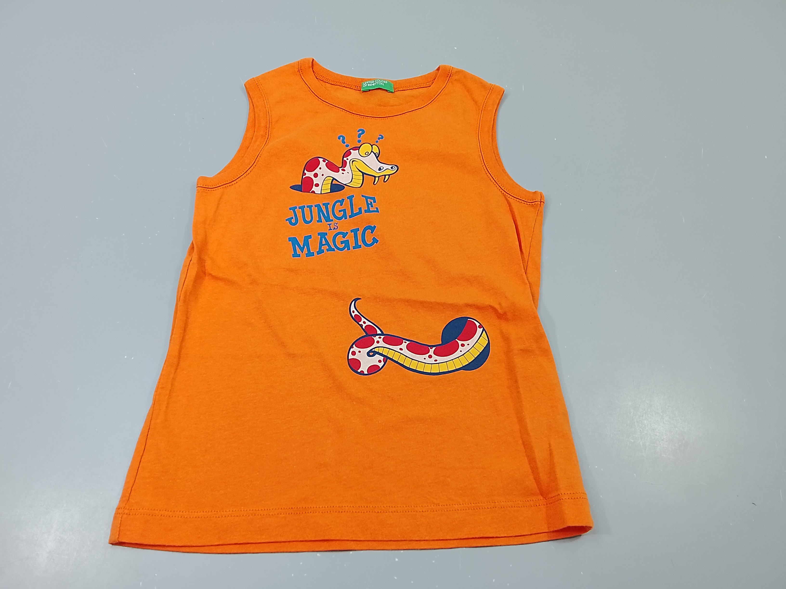 Débardeur orange, serpent 