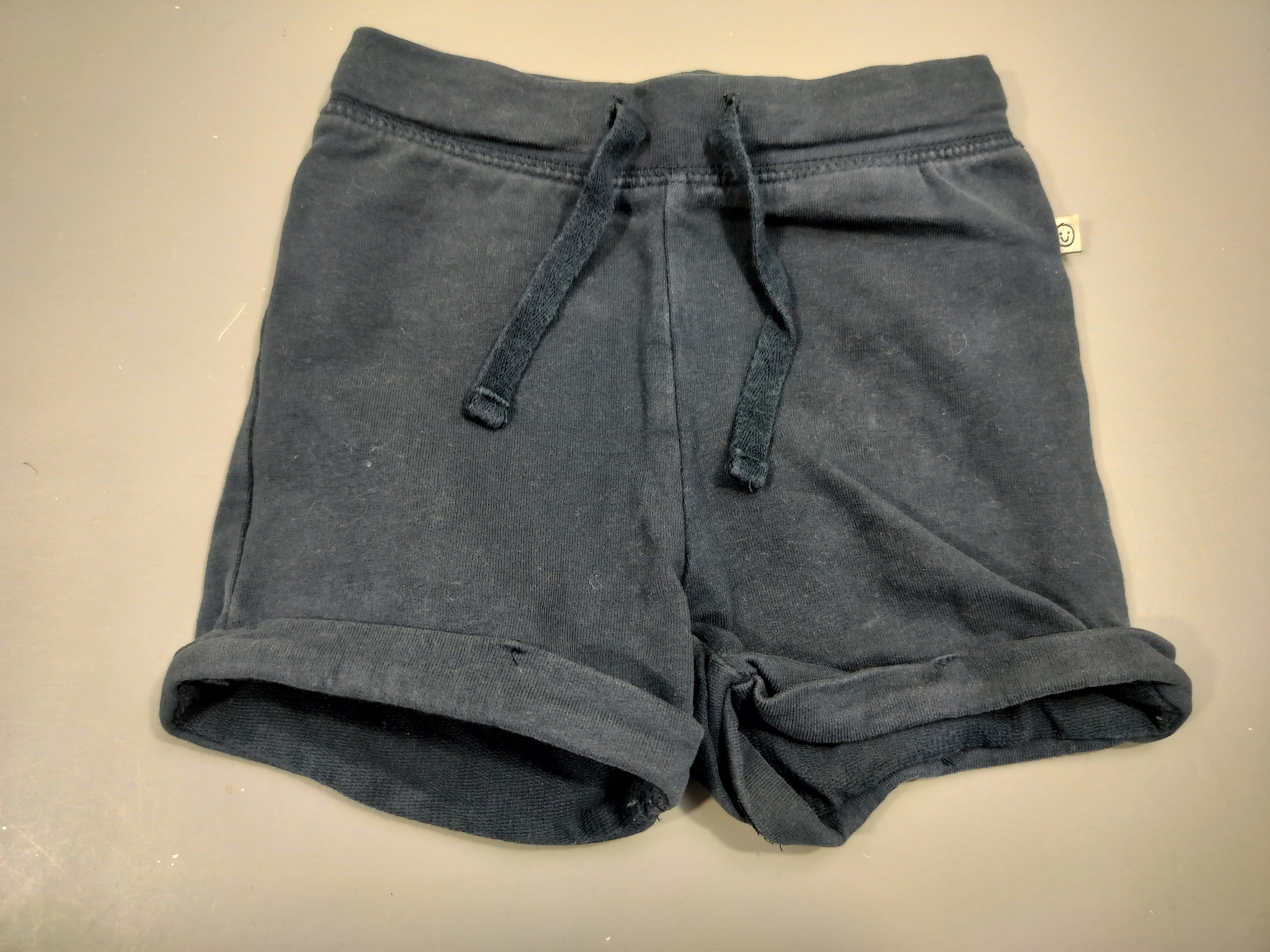 Short bleu marine à revers 95% coton 5% élasthanne