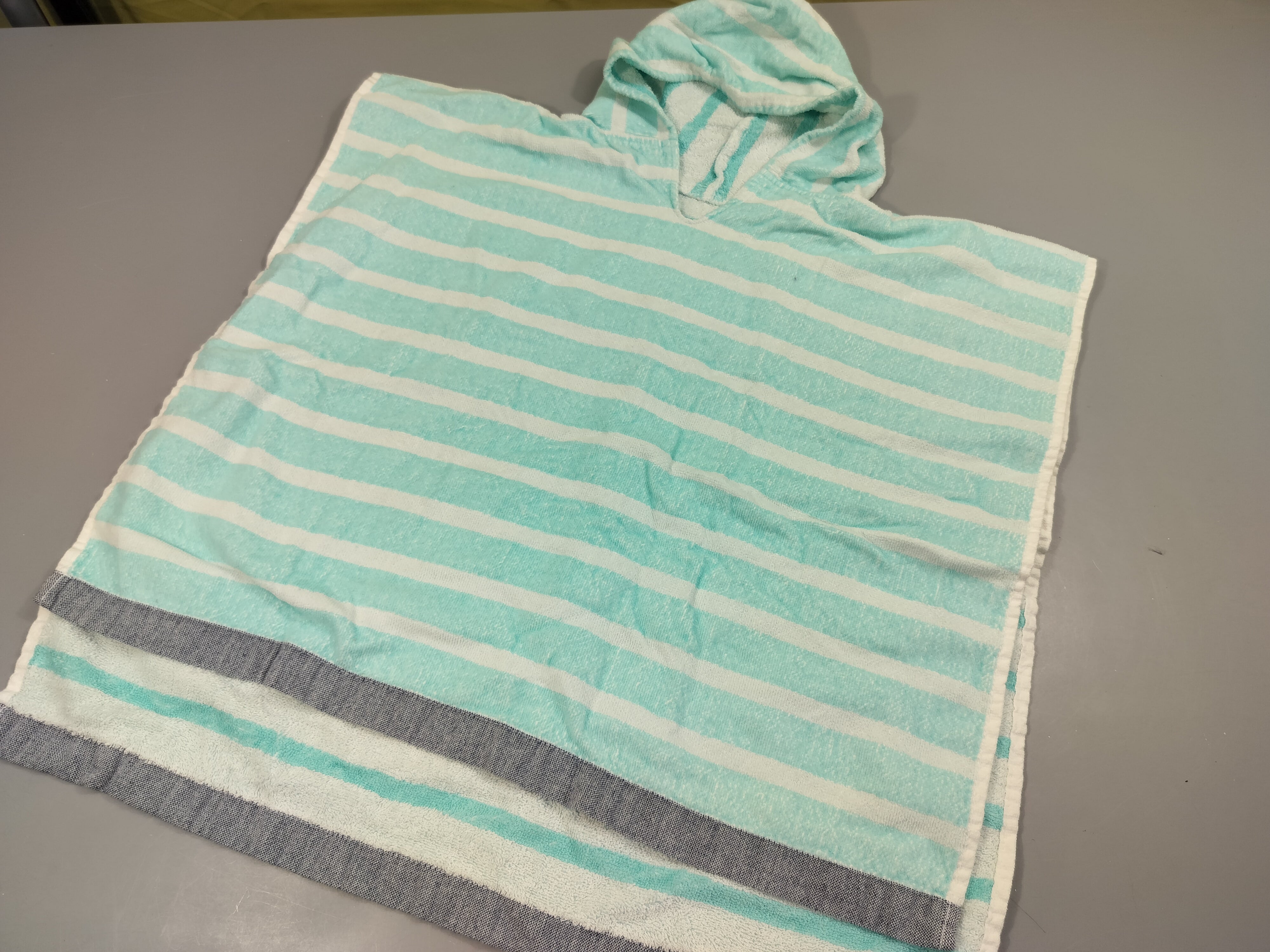 Cape de bain bleu rayé blanc