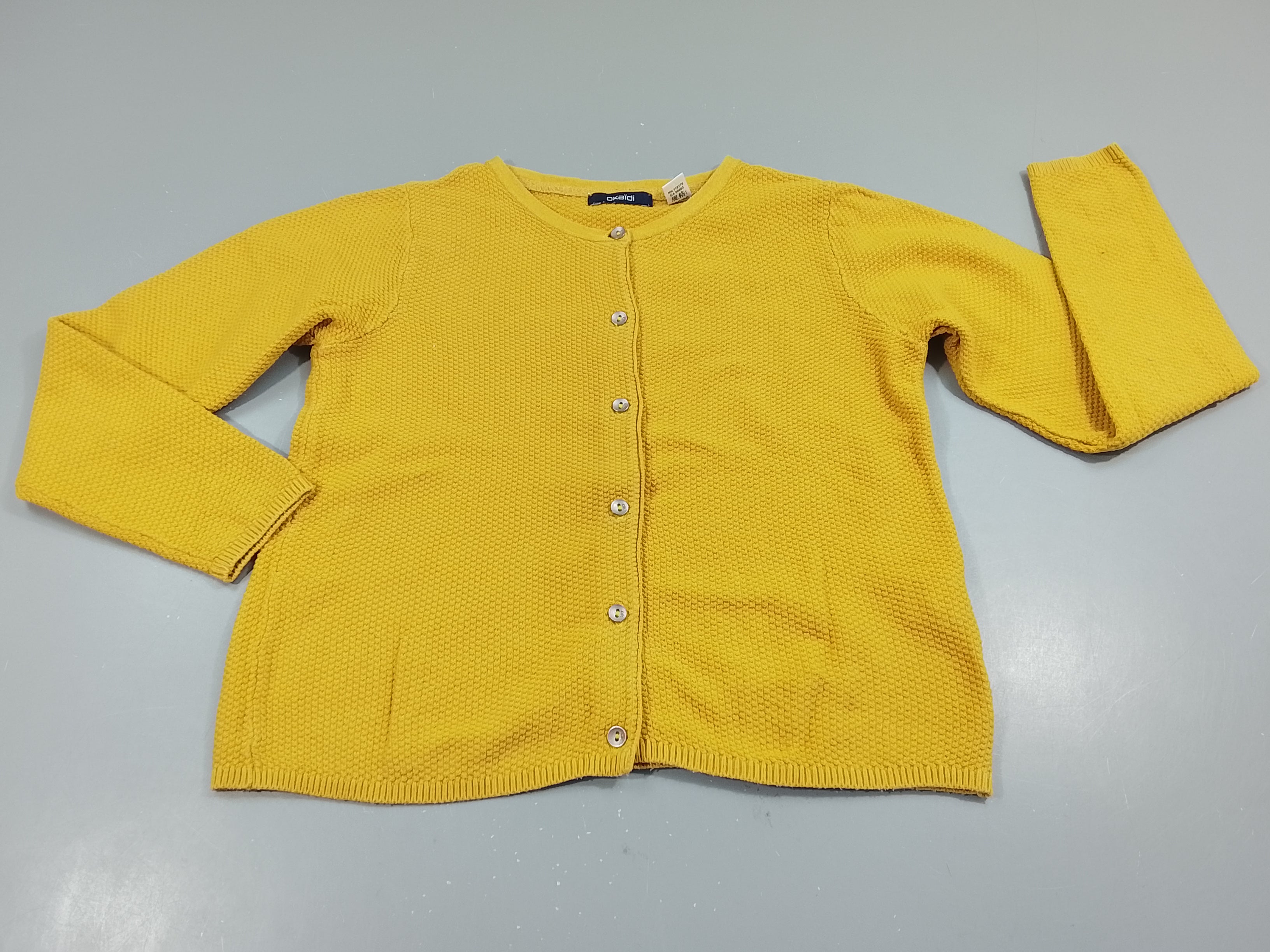 Gilet jaune moutarde texturé, légère ligne blanche à la manche