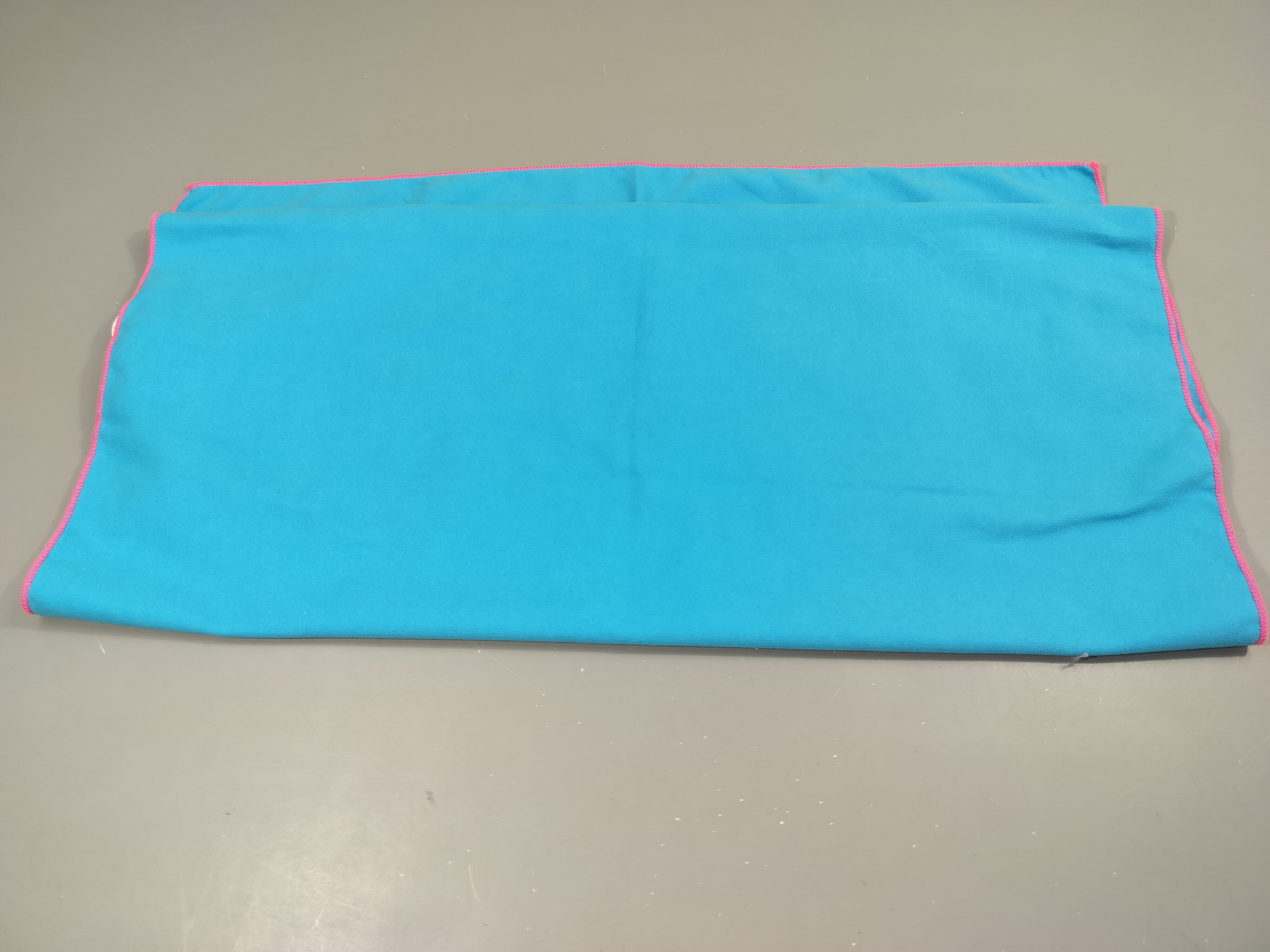 Essuie microfibre bleu bord rose 60x90cm