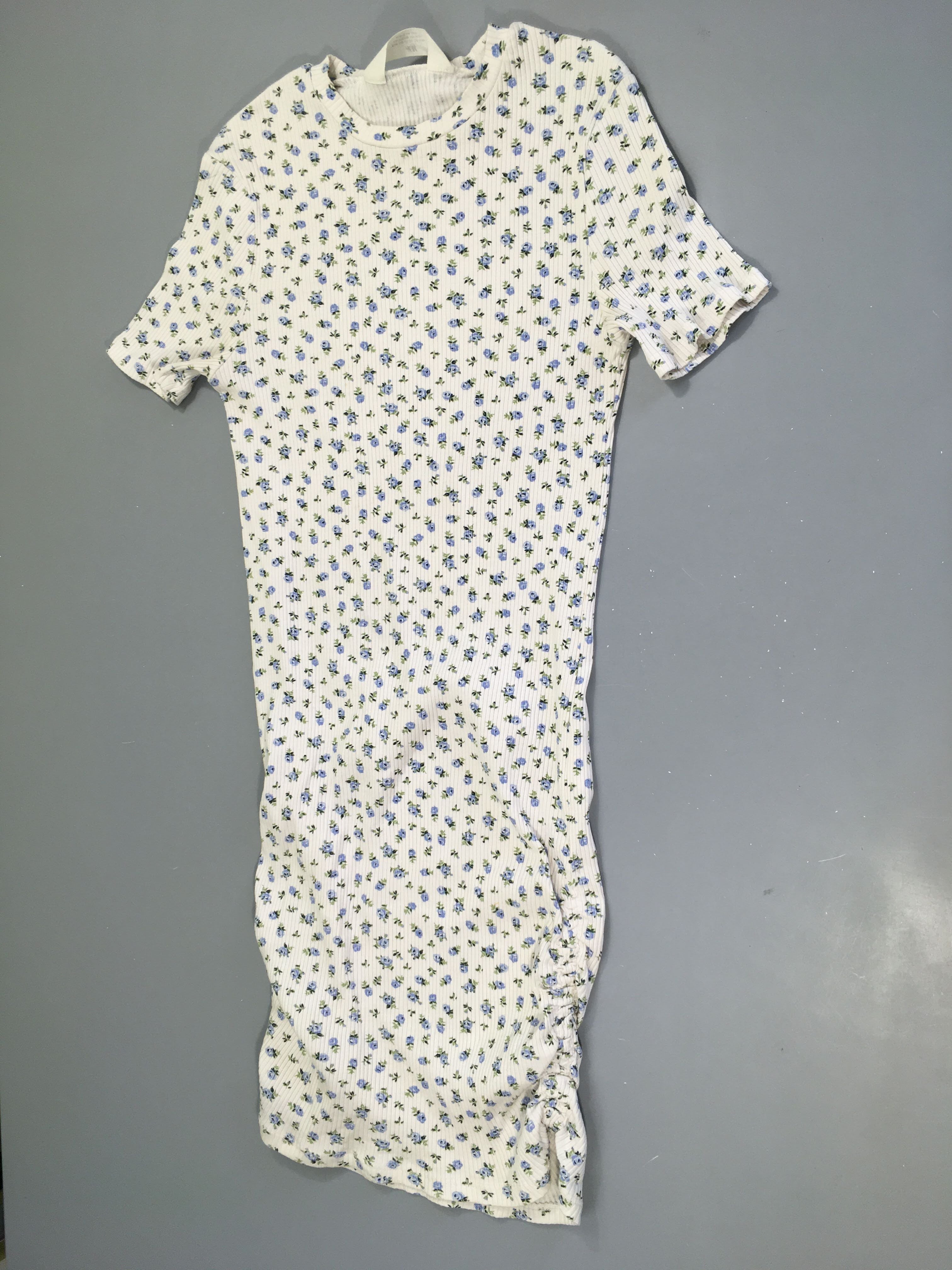 Robe m.c blanc côtelé fleurs bleues