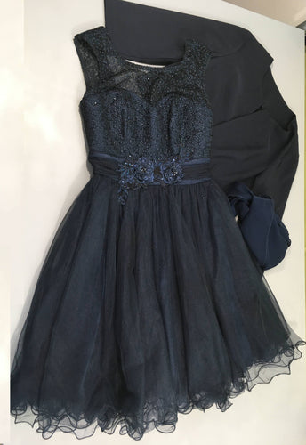 Robe de cérémonie s.m bleu foncé dentelle bas tulle( Tache à relaver) + veste courte + châle voile bleu foncé, moins cher chez Petit Kiwi