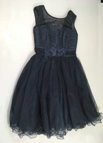 Robe de cérémonie s.m bleu foncé dentelle bas tulle( Tache à relaver) + veste courte + châle voile bleu foncé, moins cher chez Petit Kiwi
