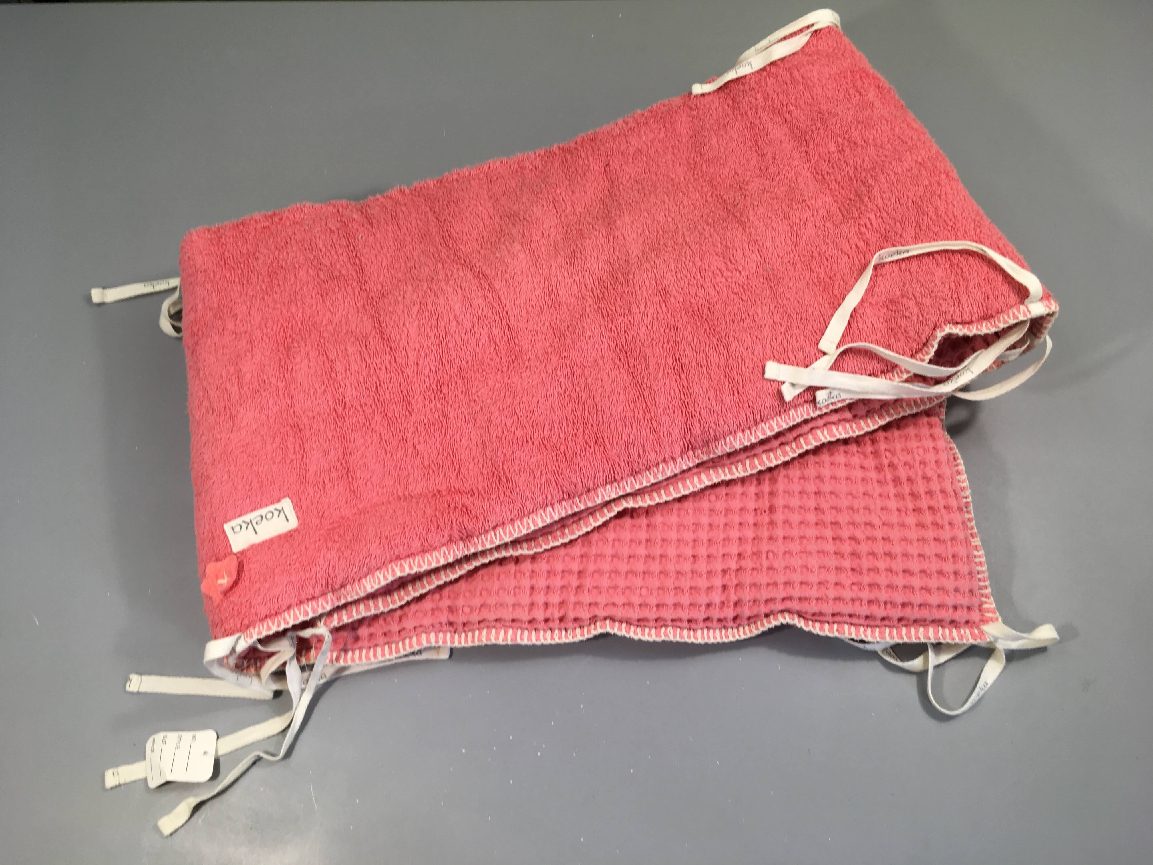 Tour de lit saumon éponge et gaufré, légèrement délavé