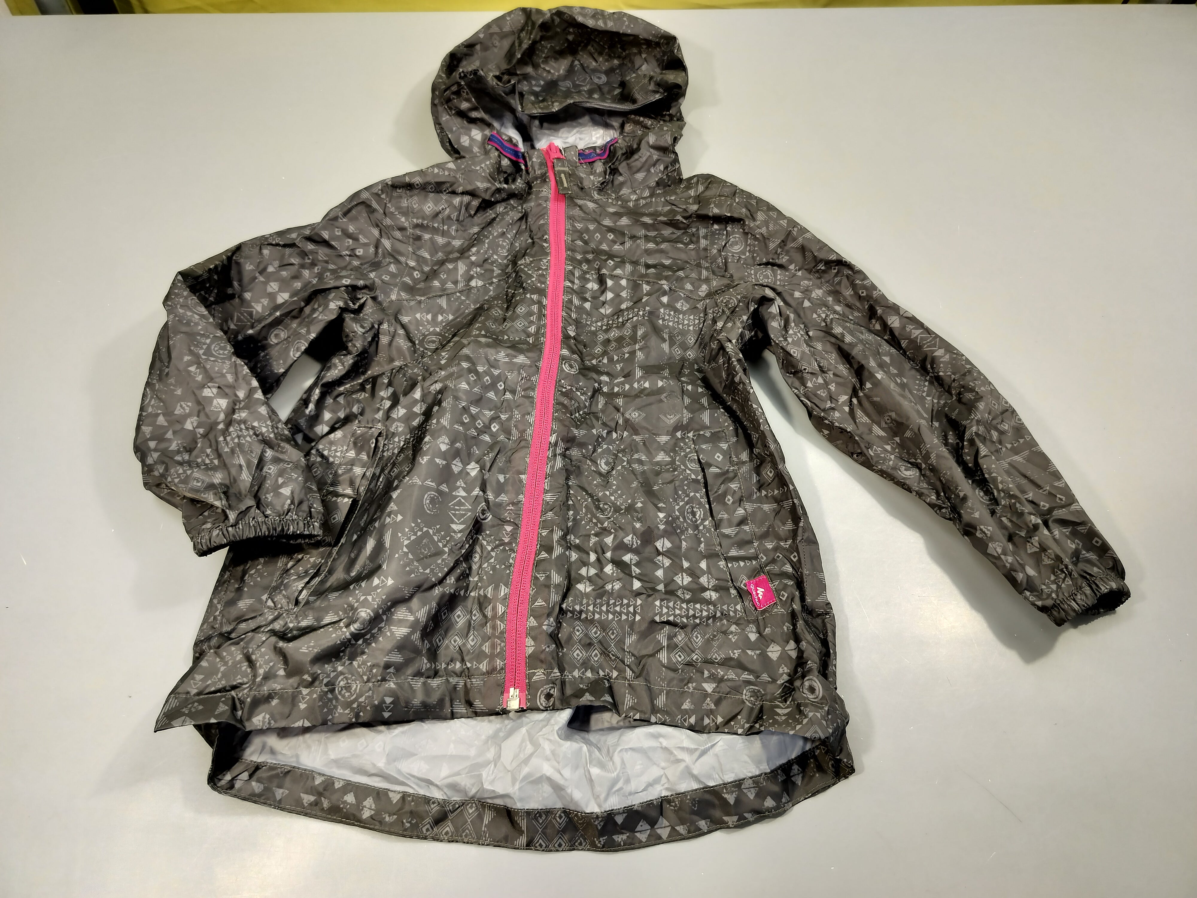 Coupe-vent style K-way à capuche bleu marine à  motif rose, bleu,...