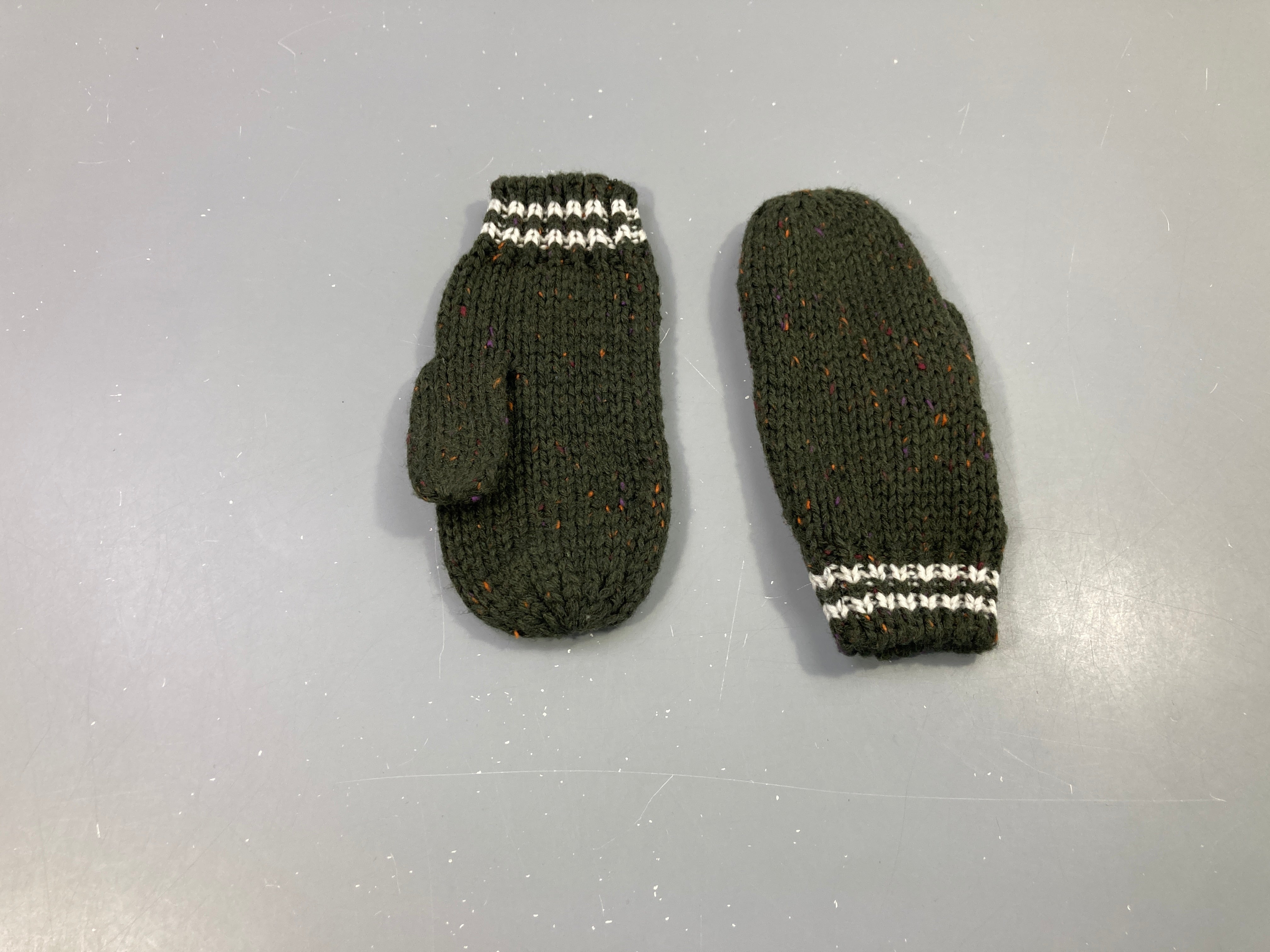 Moufles kaki rayé blanc