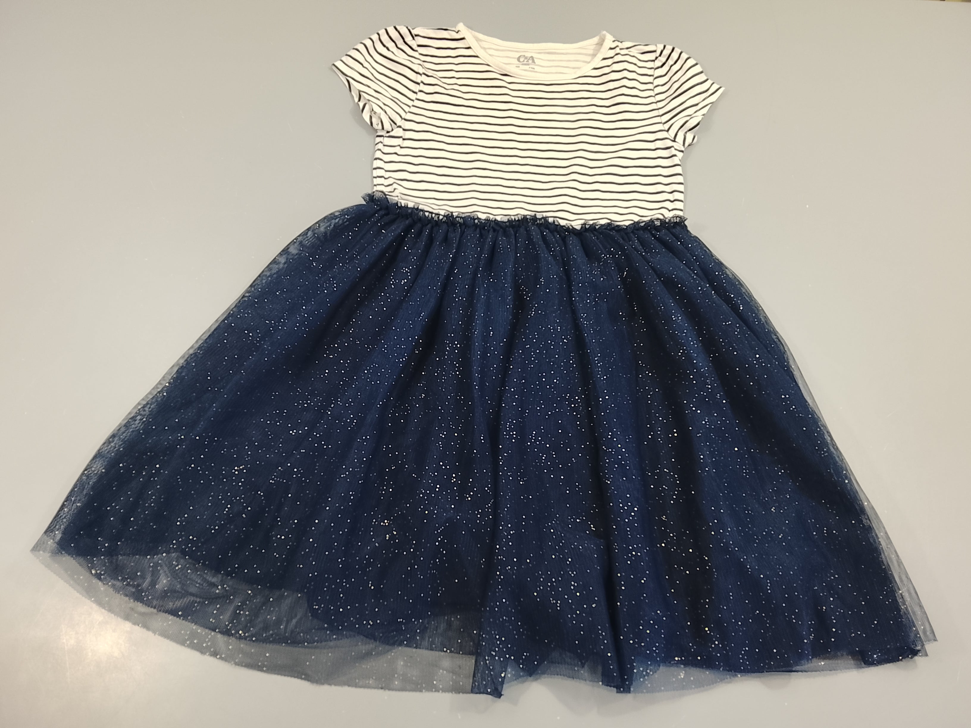 Robe m.c dessus blanc rayé bleu marine, dessous en tulles bleu marine pailleté